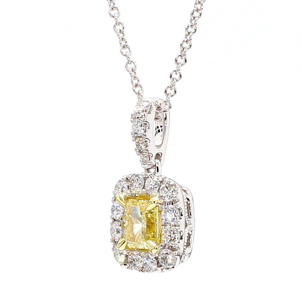 L'intrigant pendentif en diamant certifié GIA de Raregemworld. Monté dans une belle monture en or jaune et blanc 18 carats avec un diamant jaune naturel de taille radieuse. Le diamant jaune est entouré d'une mêlée de diamants blancs ronds naturels.