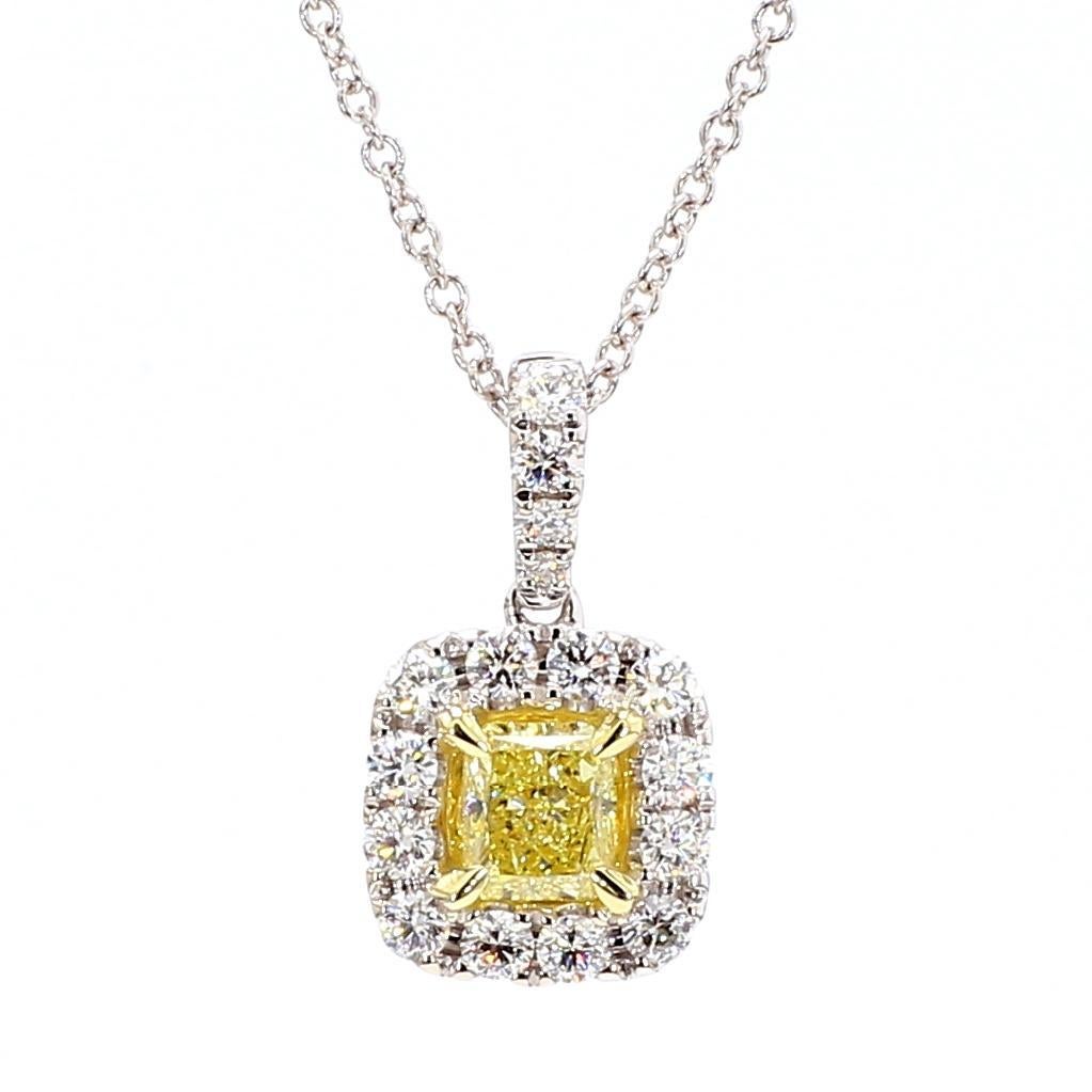 Contemporain Pendentif en or jaune radiant de 0.74 carat poids total certifié par le GIA en vente