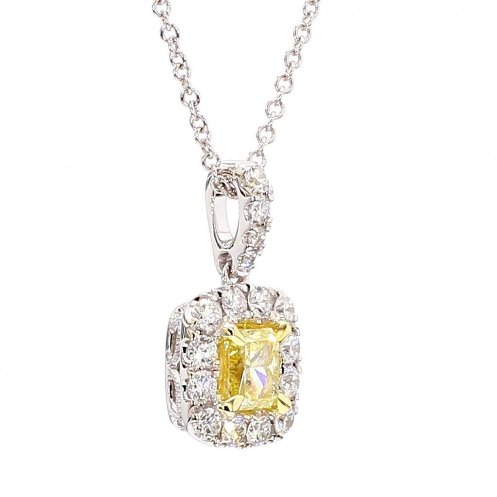 Taille radiant Pendentif en or jaune radiant de 0.74 carat poids total certifié par le GIA en vente