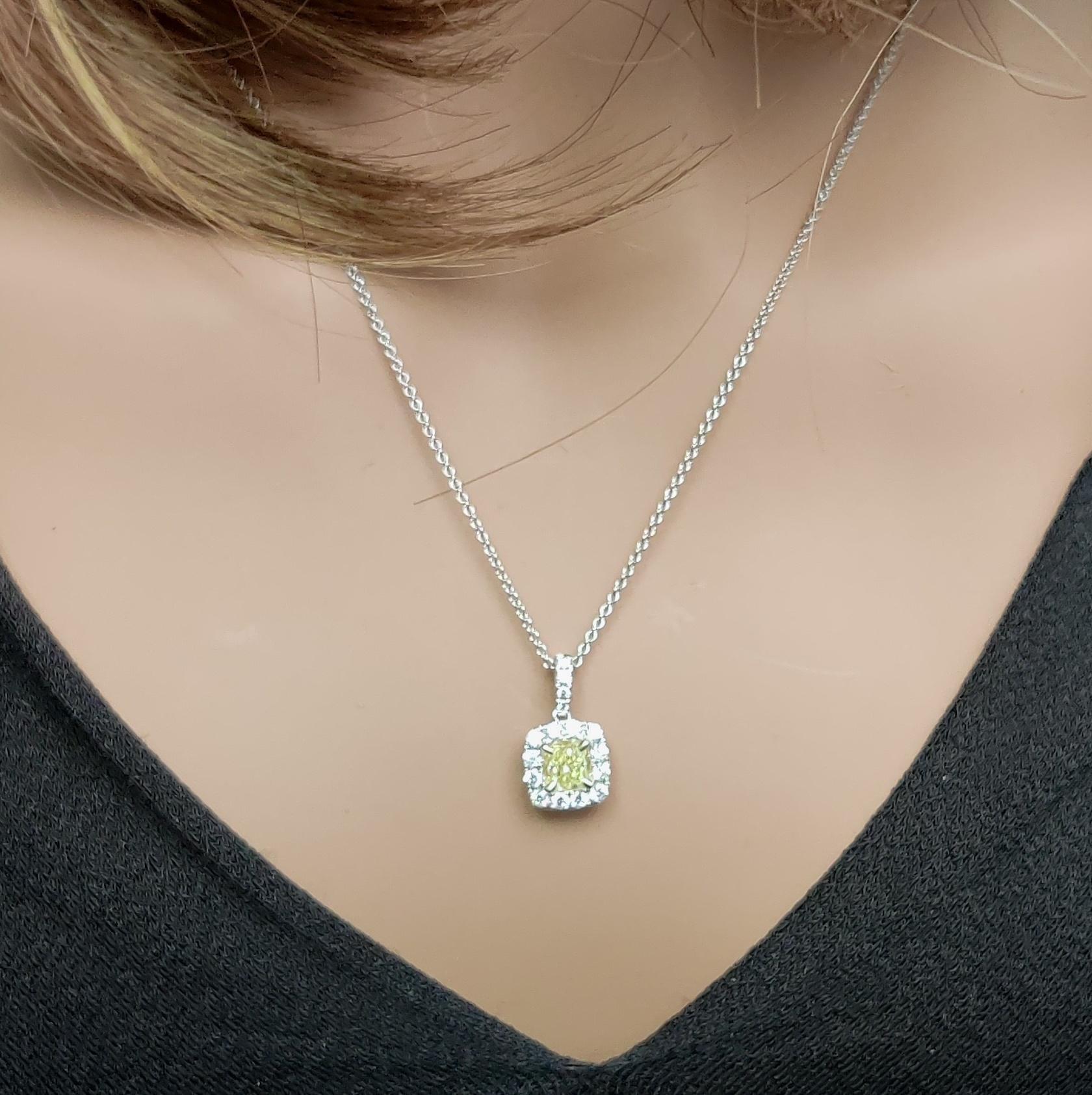 Pendentif en or jaune radiant de 0.74 carat poids total certifié par le GIA Neuf - En vente à New York, NY