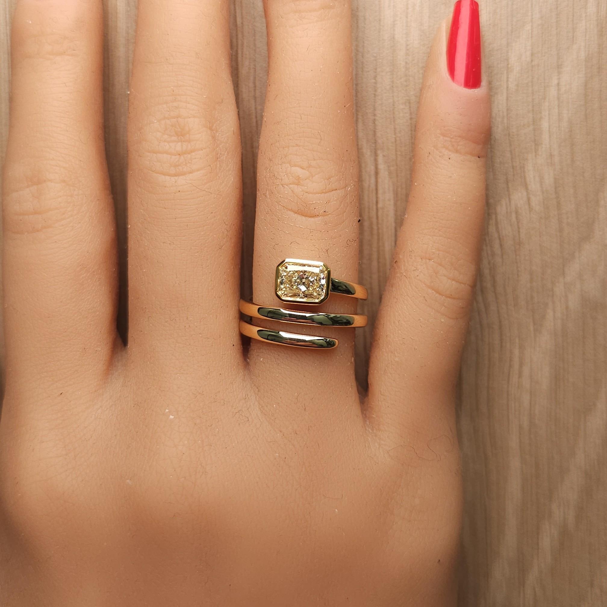 Bague cocktail en or jaune radiant certifiée GIA de 1.04 carat poids total en vente 3