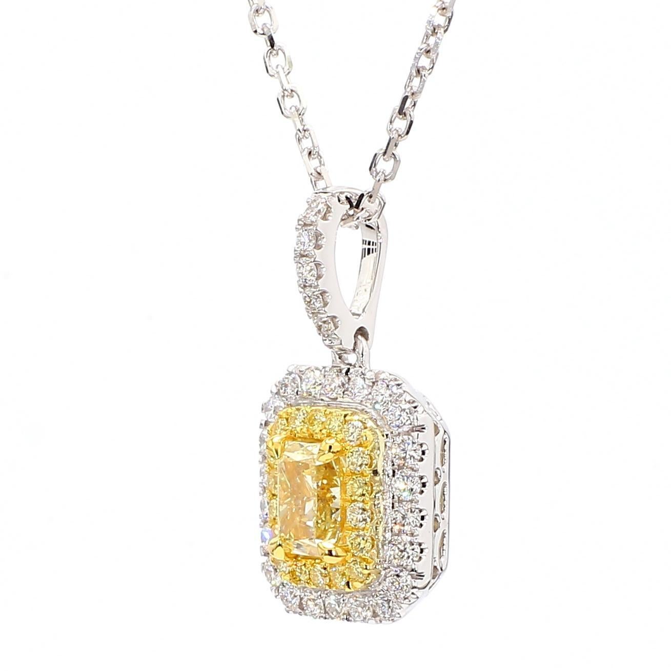 Le magnifique pendentif en diamant certifié GIA de Raregemworld. Monté dans une belle monture en or jaune et blanc 18 carats avec un diamant jaune naturel de taille radieuse. Le diamant jaune est entouré d'un méli-mélo de diamants ronds naturels