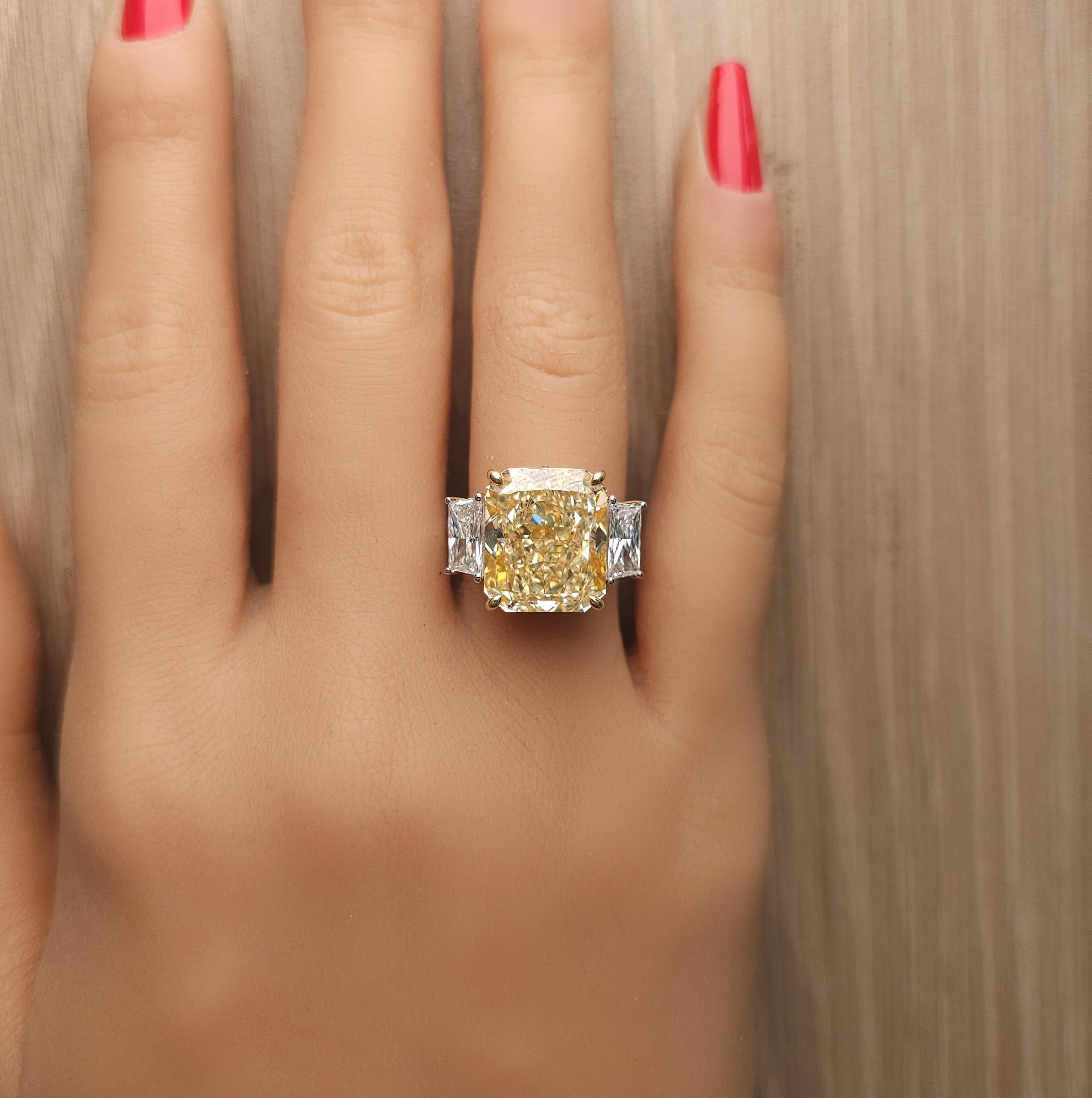 Bague cocktail en or jaune radiant certifiée GIA de 12.03 carat poids total Neuf - En vente à New York, NY