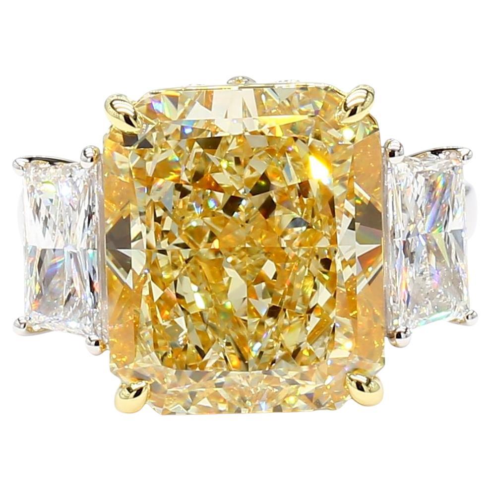 Bague cocktail en or jaune radiant certifiée GIA de 12.03 carat poids total en vente