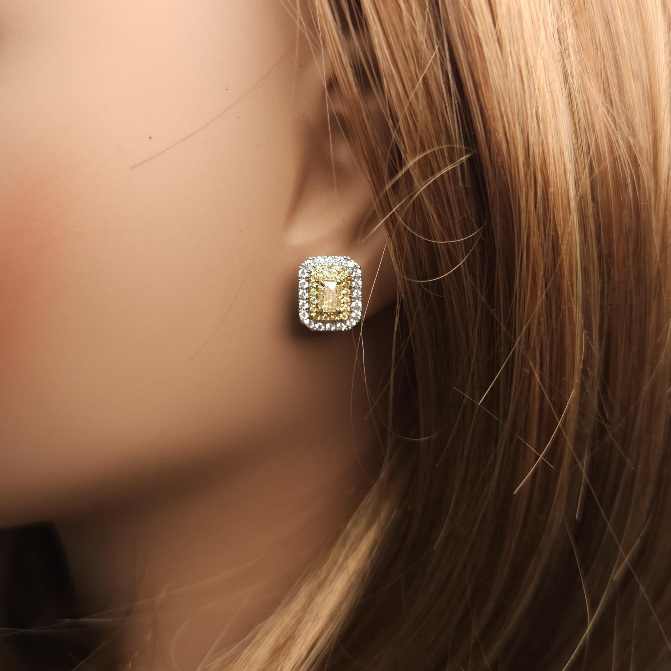 Orecchini a perno in oro con diamante giallo radiante naturale certificato GIA da 1.38 carati TW In condizioni Nuovo in vendita a New York, NY