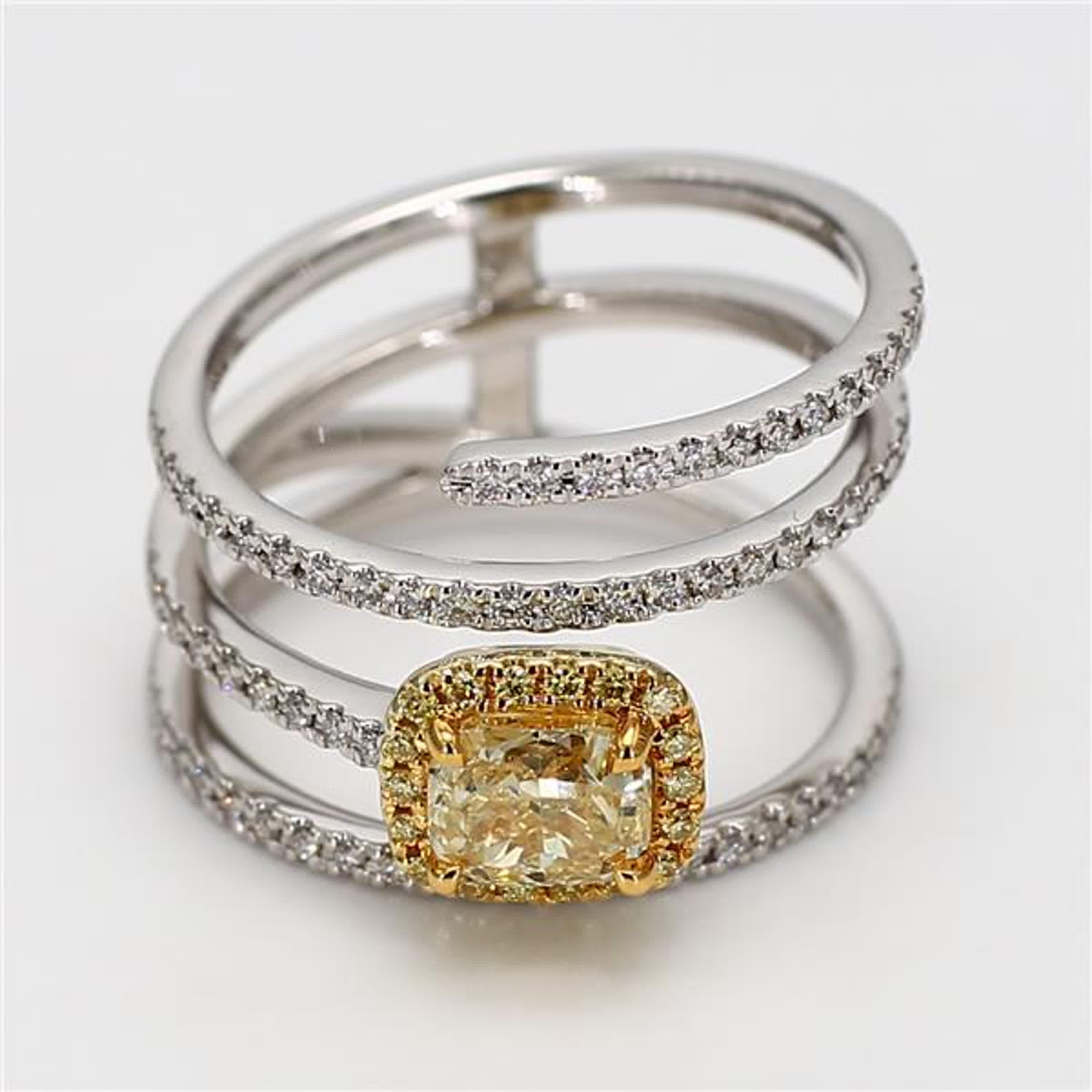 La bague classique en diamant certifiée GIA de Raregemworld. Monté dans une belle monture en or jaune et blanc 18 carats avec un diamant jaune naturel de taille radieuse. Le diamant jaune est entouré d'un méli-mélo de diamants ronds naturels jaunes