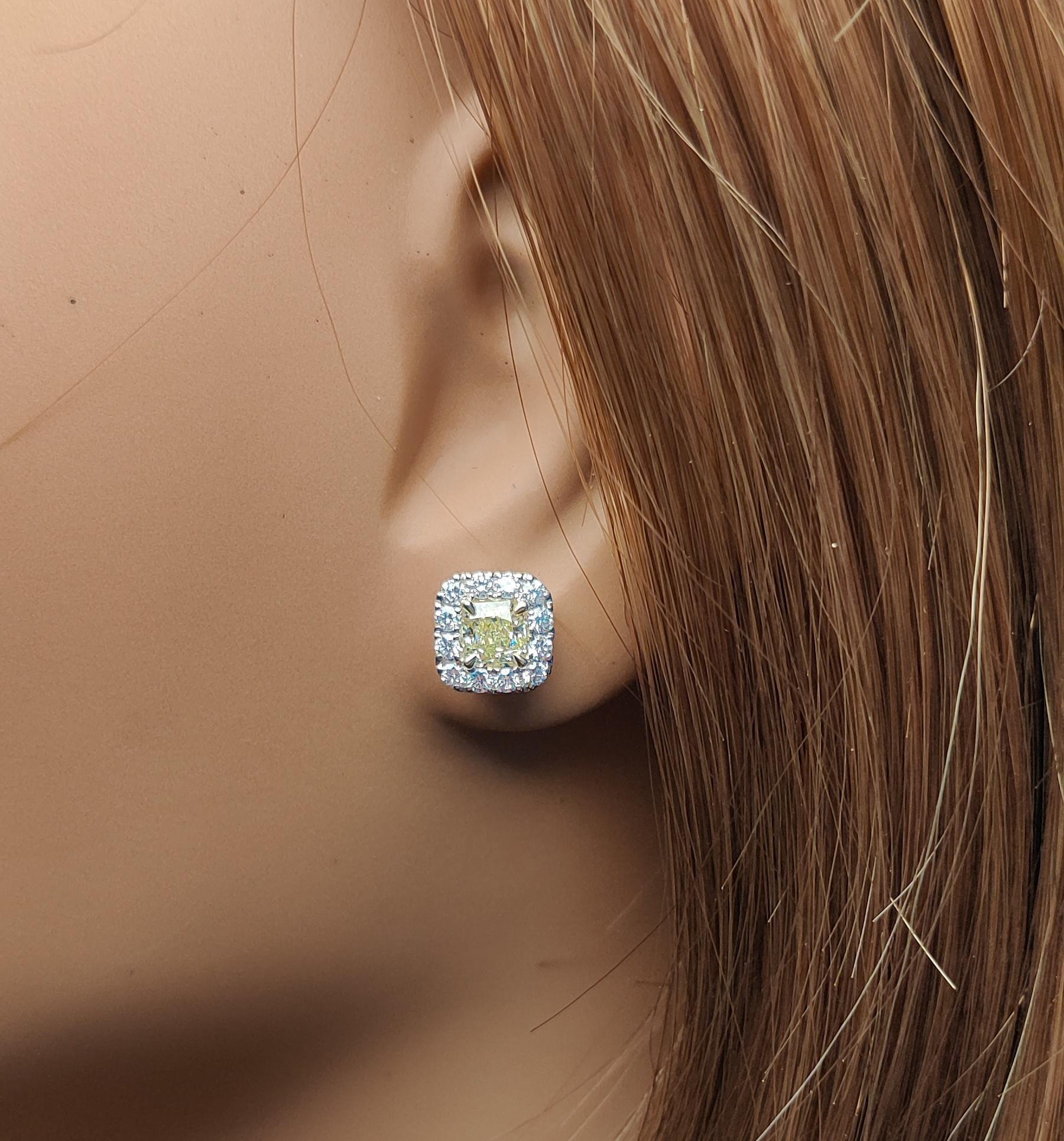 Orecchini a perno in oro con diamante giallo radiante naturale certificato GIA da 1.39 carati TW In condizioni Nuovo in vendita a New York, NY