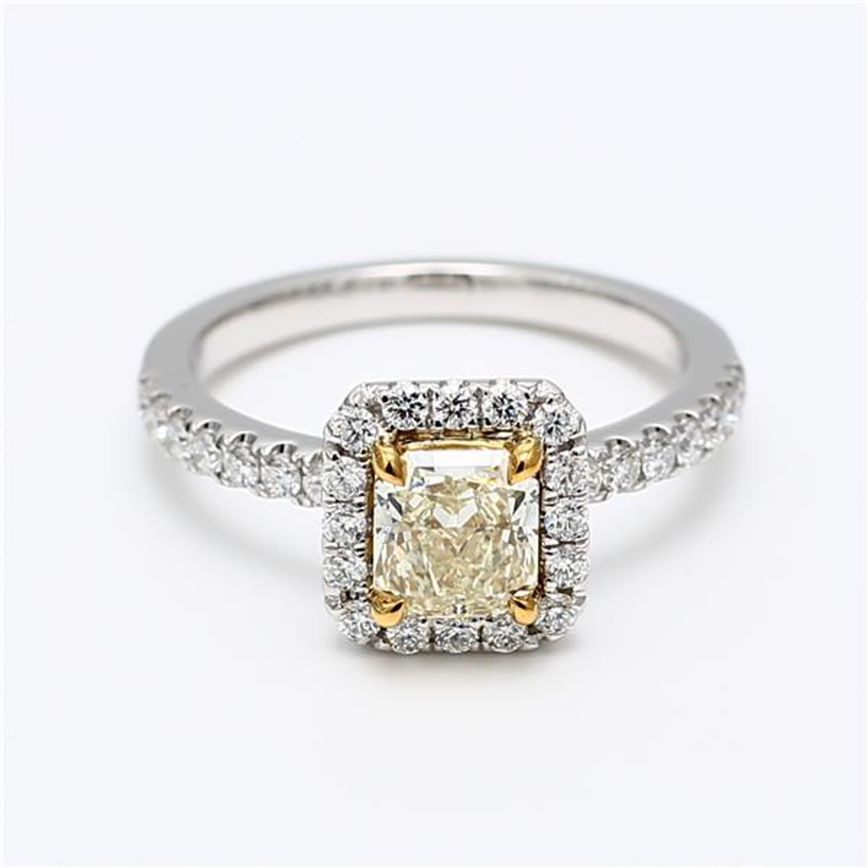 La bague classique en diamant certifiée GIA de Raregemworld. Monté dans une belle monture en or 18 carats et platine avec un diamant jaune naturel de taille radieuse. Le diamant jaune est entouré d'une mêlée de diamants blancs ronds naturels. Cette