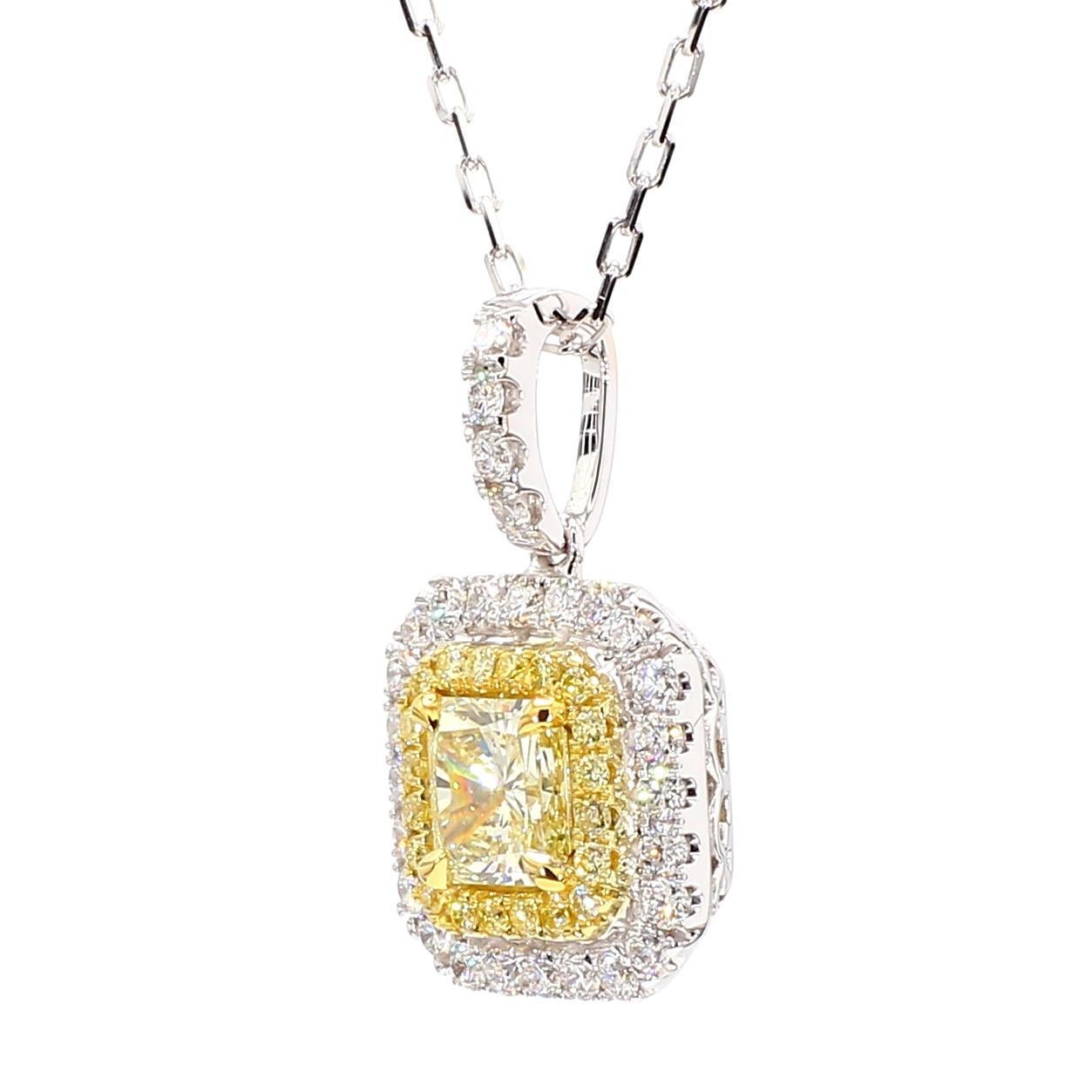 Le magnifique pendentif en diamant certifié GIA de Raregemworld. Monté dans une belle monture en or jaune et blanc 18 carats avec un diamant jaune naturel de taille radieuse. Le diamant jaune est entouré d'un méli-mélo de diamants ronds naturels