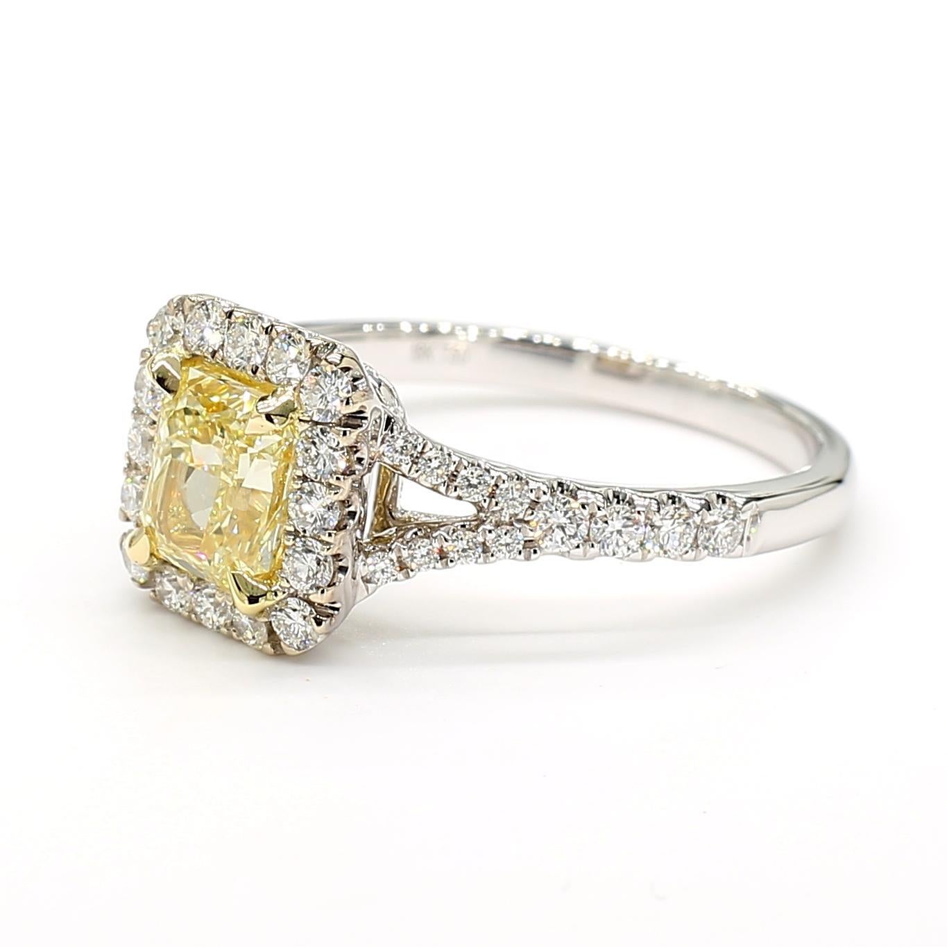 La magnifique bague en diamant certifiée GIA de Raregemworld. Monté dans une belle monture en or jaune et blanc 18 carats avec un diamant jaune naturel de taille radieuse. Le diamant jaune est entouré d'une mêlée de diamants blancs ronds naturels.