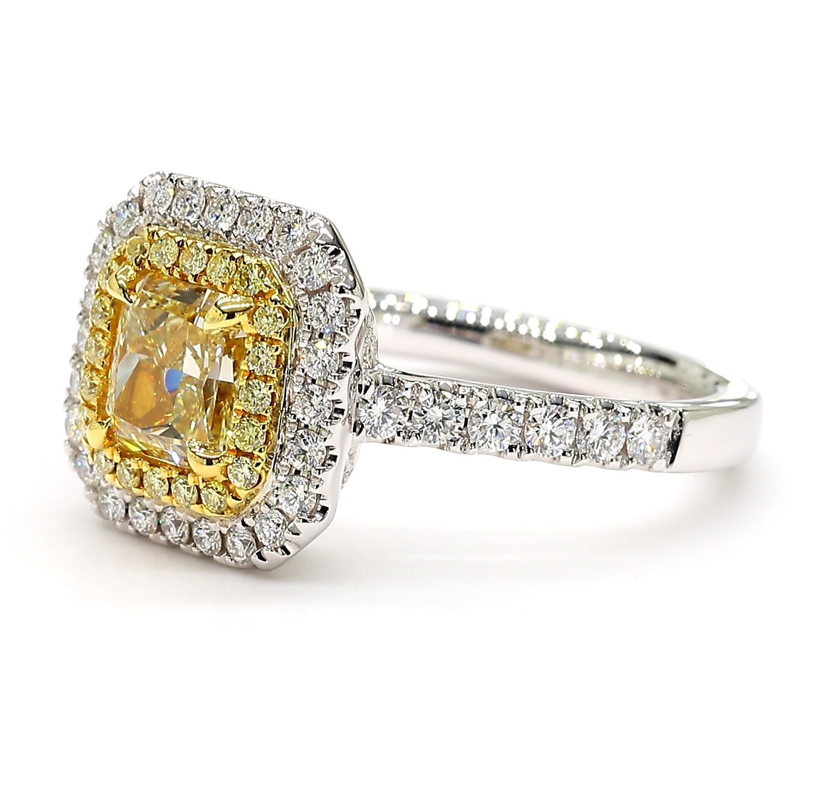 La magnifique bague en diamant certifiée GIA de Raregemworld. Monté dans une belle monture en platine avec un diamant jaune naturel de taille radiant. Le diamant jaune est entouré d'un méli-mélo de diamants ronds naturels jaunes et d'un méli-mélo de