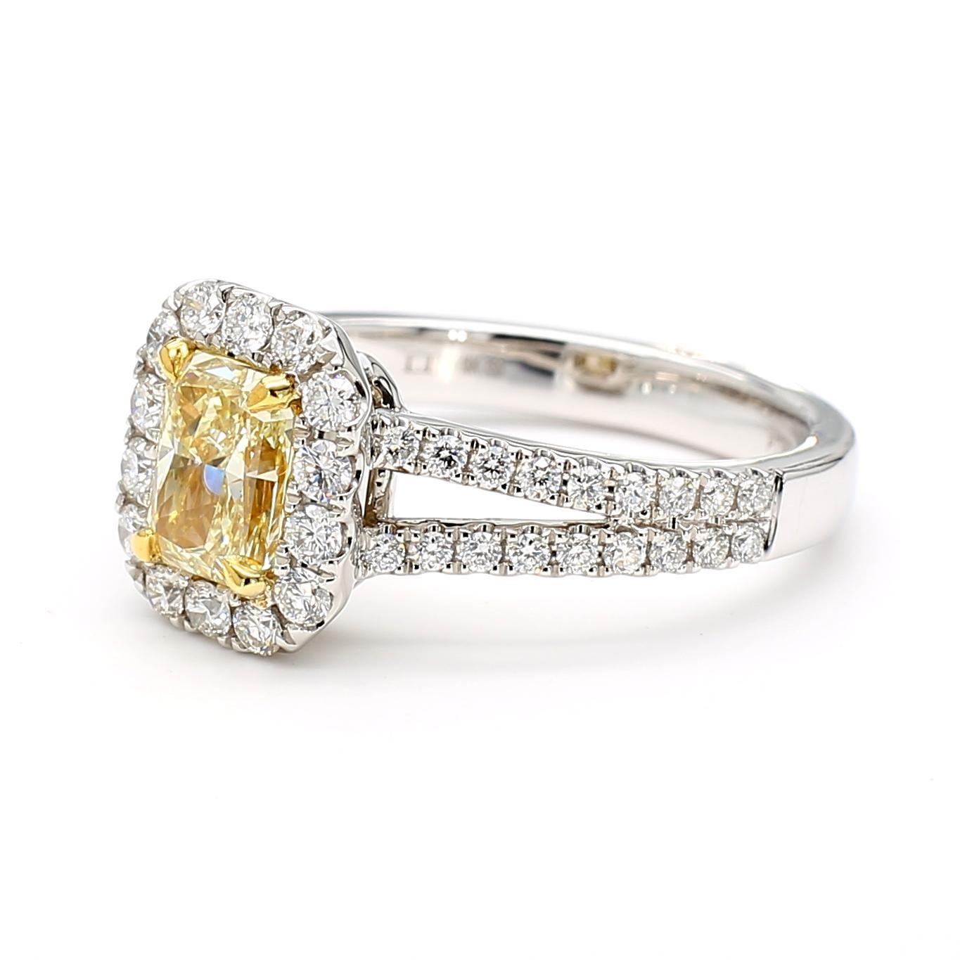 Precioso anillo de diamantes con certificado GIA de RareGemWorld. Montada en un precioso engaste de Platino con un diamante amarillo natural de talla radiante. El diamante amarillo está rodeado de melee diamante blanco natural redondo. Este anillo