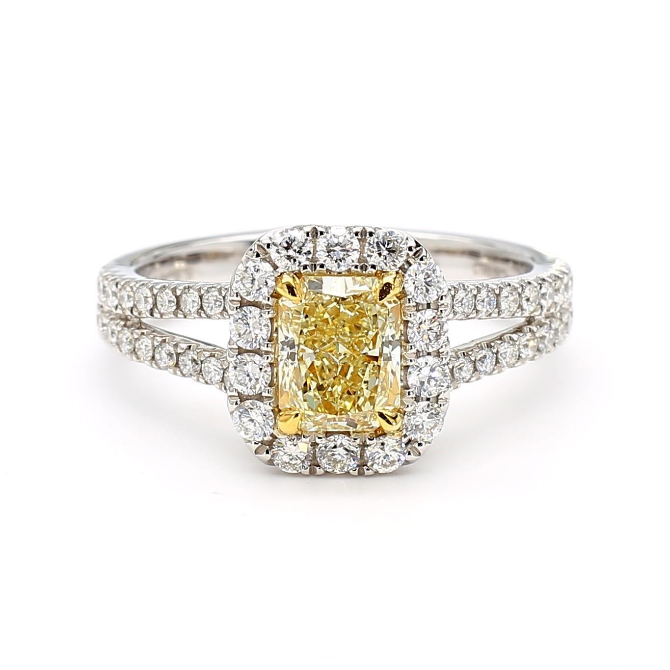 Anillo de cóctel de oro con diamante radiante amarillo natural certificado por GIA de 1.54 quilates TW Contemporáneo en venta