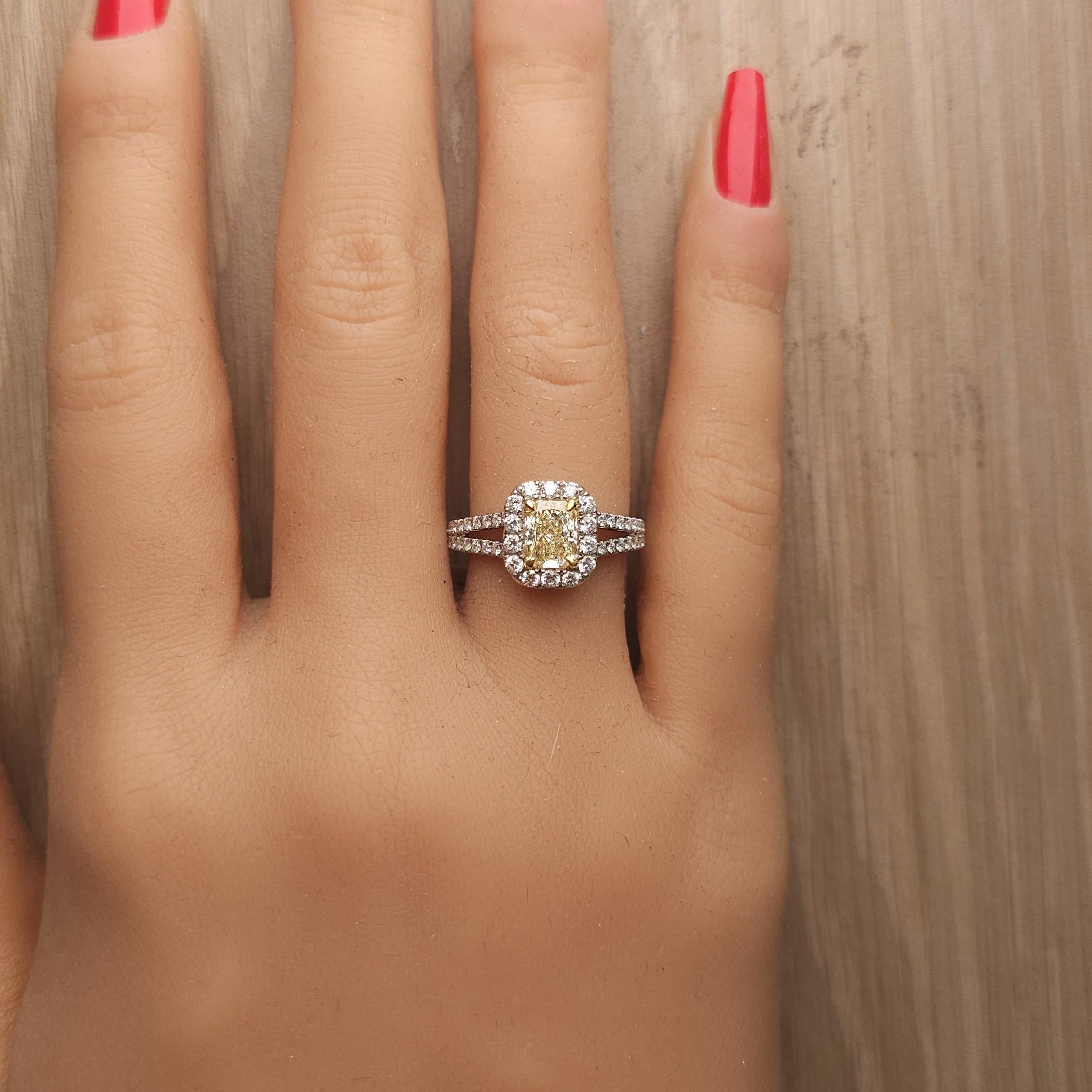 Anillo de cóctel de oro con diamante radiante amarillo natural certificado por GIA de 1.54 quilates TW en Nuevo estado para la venta en New York, NY