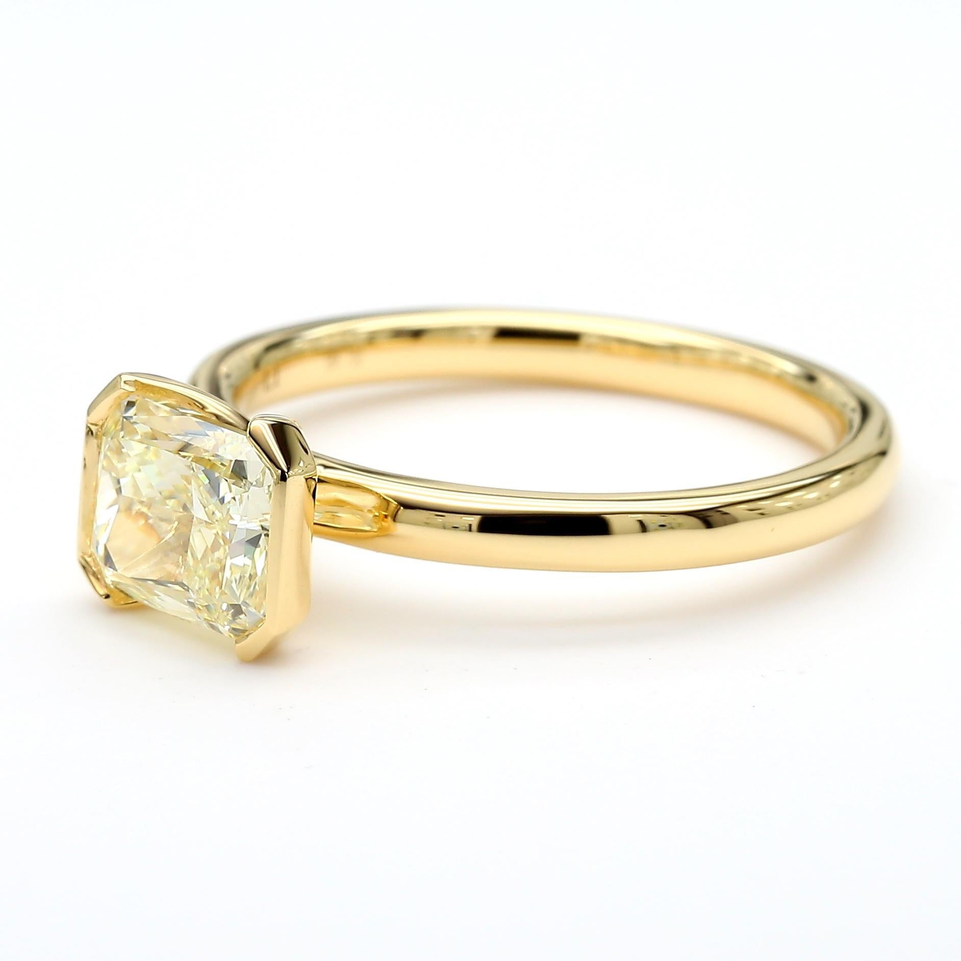 Der schöne GIA-zertifizierte Diamantring von RareGemWorld. Montiert in einer wunderschönen Fassung aus 18 Karat Gelbgold mit einem gelben Diamanten im natürlichen Strahlenschliff. Dieser Ring wird Sie garantiert beeindrucken und Ihre persönliche