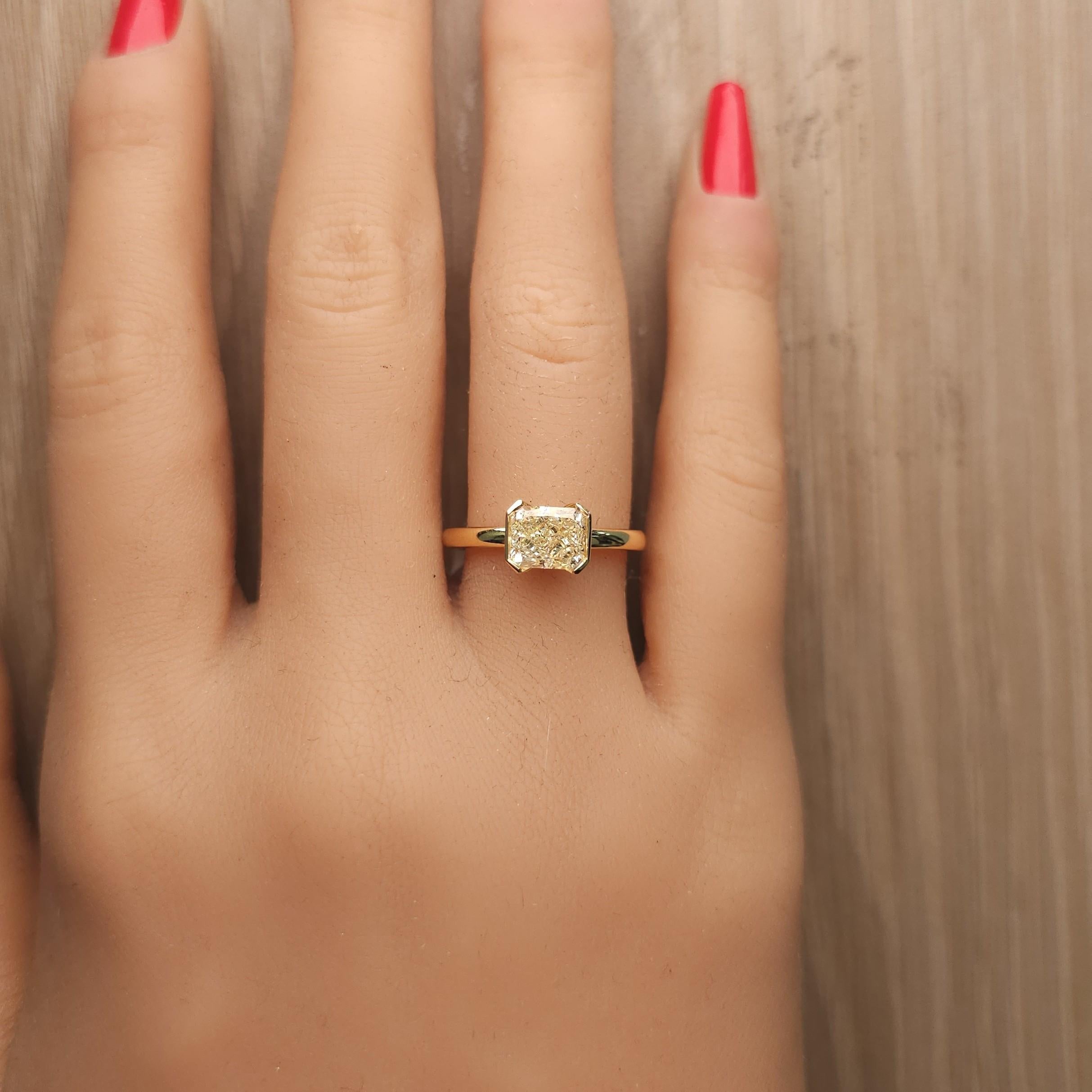 GIA-zertifizierter natürlicher gelber strahlender Diamant 1.55 Karat TW Gold Cocktail-Ring im Zustand „Neu“ im Angebot in New York, NY
