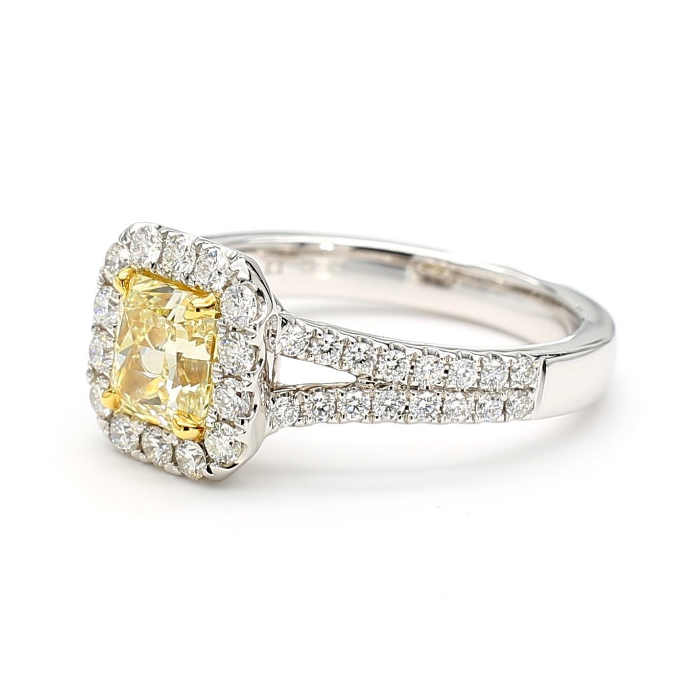 La magnifique bague en diamant certifiée GIA de Raregemworld. Monté dans une belle monture en platine avec un diamant jaune naturel de taille radiant. Le diamant jaune est entouré d'une mêlée de diamants blancs ronds naturels. Cette bague est