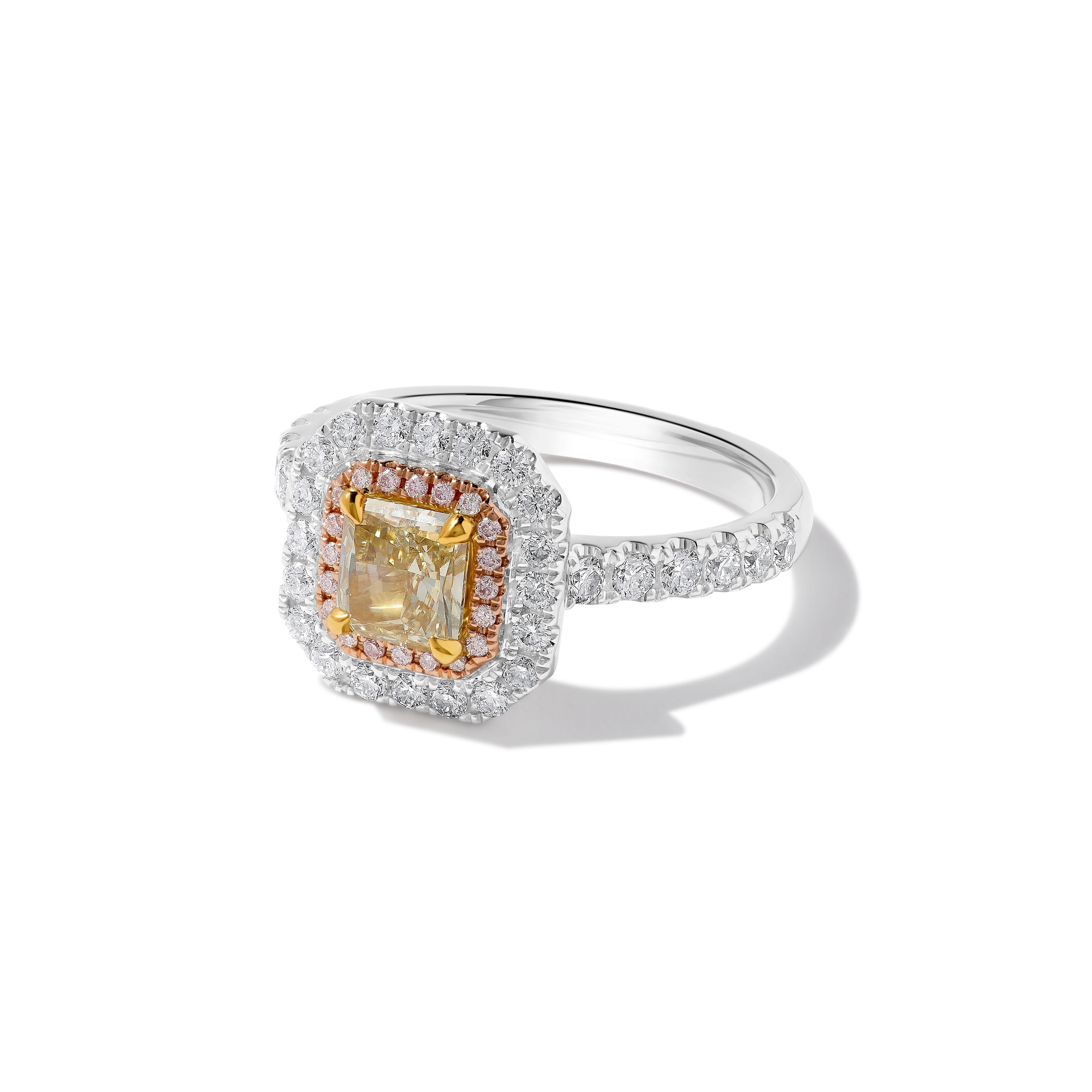 La magnifique bague en diamant certifiée GIA de Raregemworld. Monté dans une belle monture en or rose et blanc 18 carats avec un diamant jaune naturel de taille radieuse. Le diamant jaune est entouré d'une mêlée de diamants roses naturels ronds et