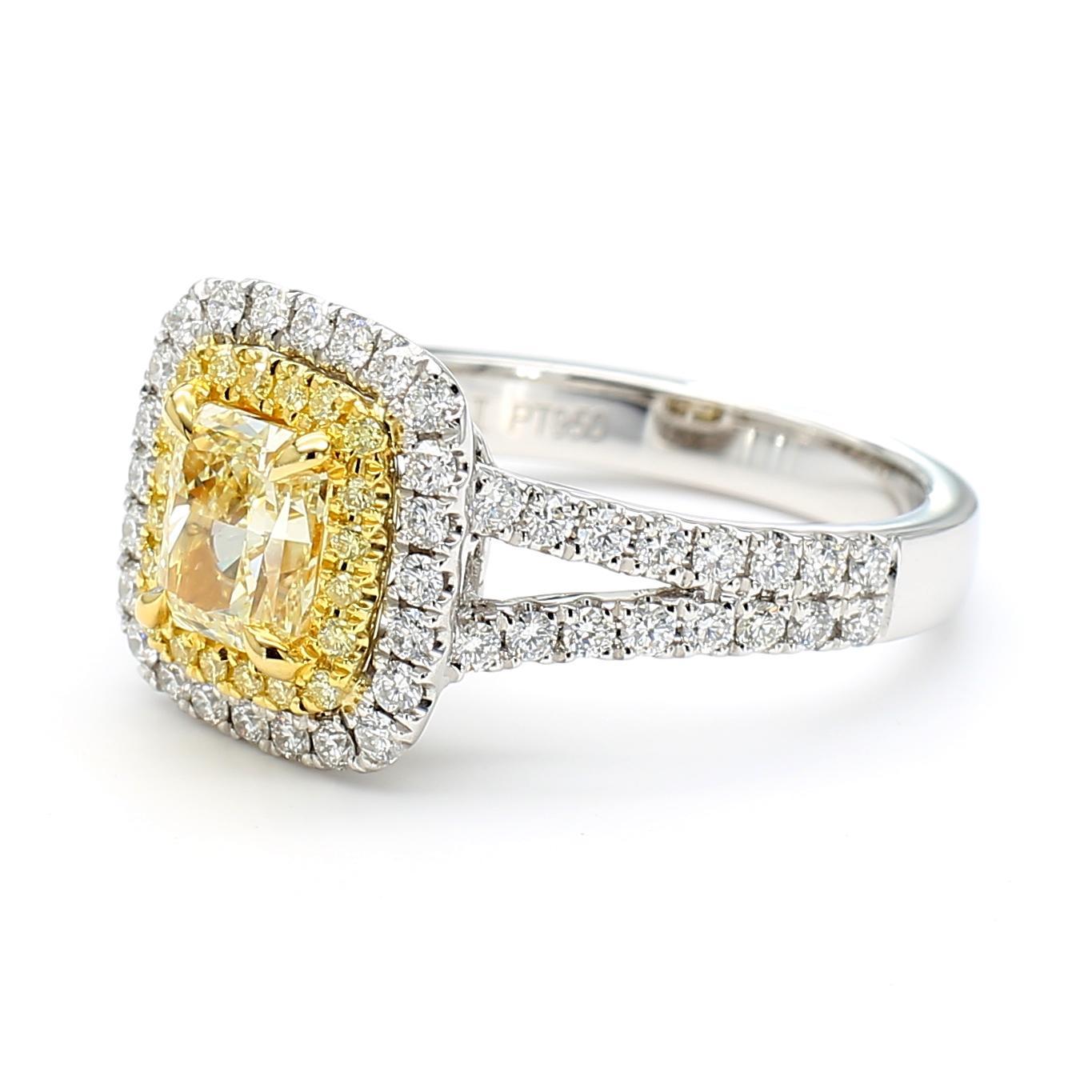 La magnifique bague en diamant certifiée GIA de Raregemworld. Monté dans une belle monture en platine avec un diamant jaune naturel de taille radiant. Le diamant jaune est entouré d'un méli-mélo de diamants ronds naturels jaunes et d'un méli-mélo de