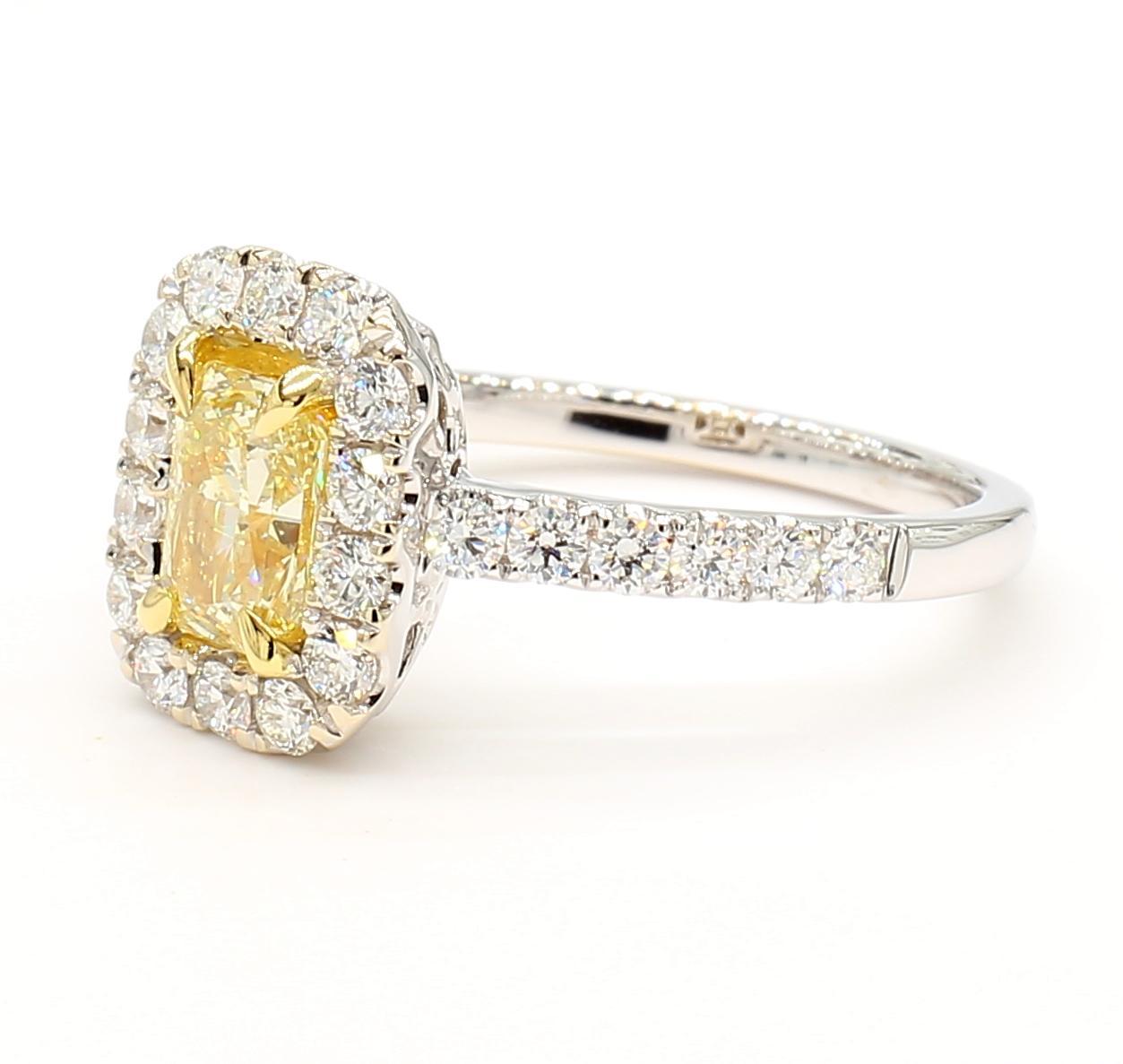 La magnifique bague en diamant certifiée GIA de Raregemworld. Monté dans une belle monture en or jaune et blanc 18 carats avec un diamant jaune naturel de taille radieuse. Le diamant jaune est entouré d'une mêlée de diamants blancs ronds naturels.