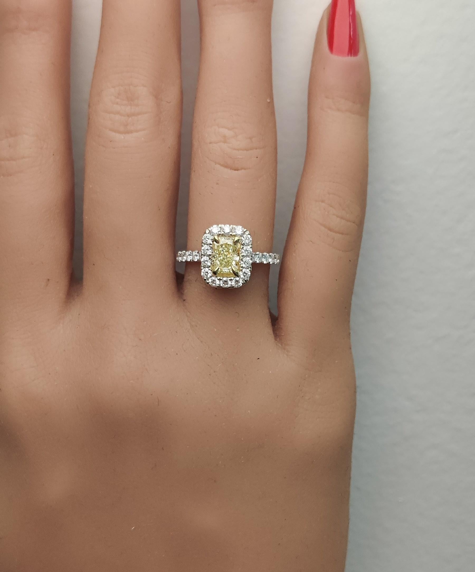 Bague cocktail en or jaune radiant certifiée GIA de 1.70 carat poids total Neuf - En vente à New York, NY