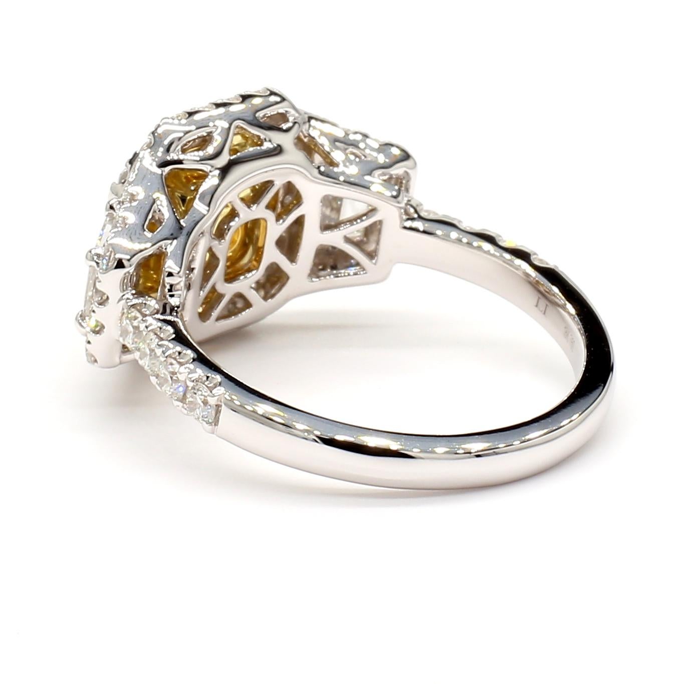 Bague cocktail en or jaune radiant certifiée GIA de 2.05 carat poids total en vente 1