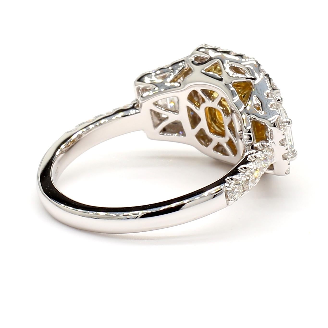 Bague cocktail en or jaune radiant certifiée GIA de 2.05 carat poids total en vente 2