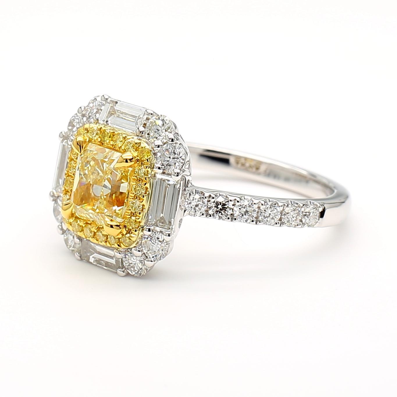 La magnifique bague en diamant de Raregemworld. Monté dans une belle monture en or jaune et blanc 18 carats avec un diamant jaune naturel de taille radieuse. Le diamant jaune est entouré de diamants blancs de taille baguette naturelle, d'une mêlée