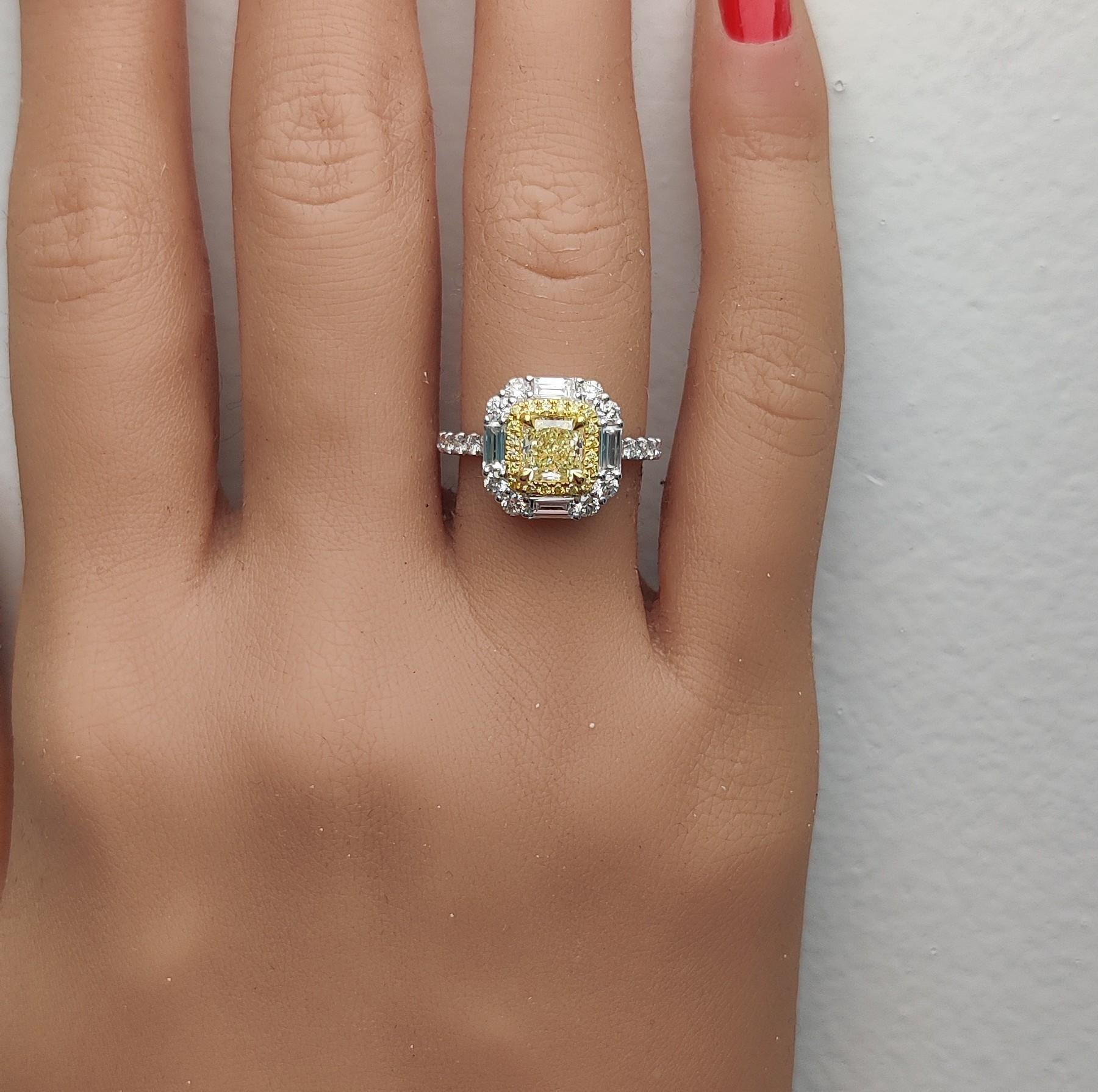 Bague cocktail en or jaune radiant certifiée GIA de 2.07 carat poids total Neuf - En vente à New York, NY