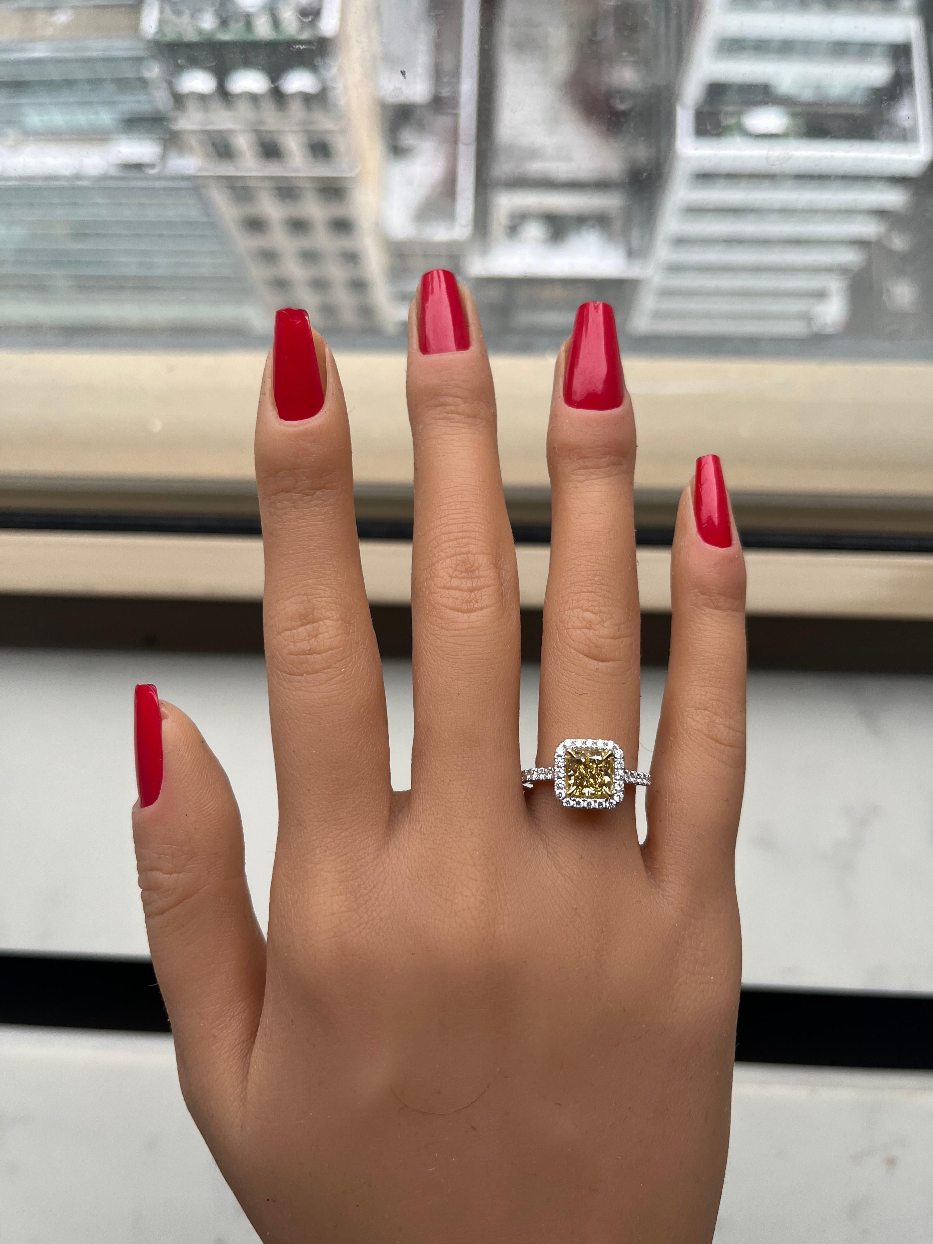 GIA-zertifizierter natürlicher gelber strahlender Diamant 2.11 Karat TW Gold Cocktail-Ring im Angebot 2