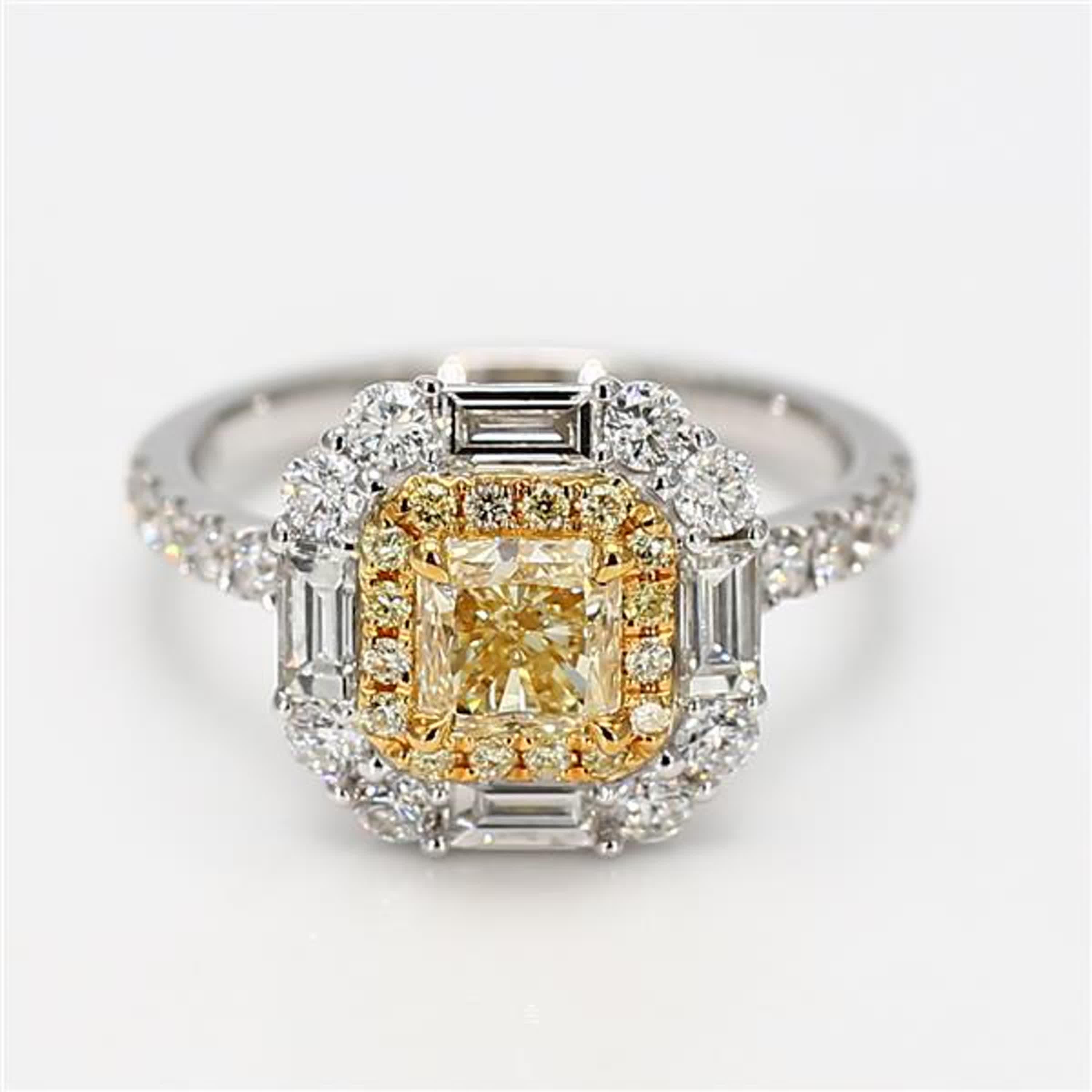 La bague classique en diamant certifiée GIA de Raregemworld. Monté dans une belle monture en or jaune et blanc 18 carats avec un diamant jaune naturel de taille radieuse. Le diamant jaune est entouré de diamants blancs de taille baguette naturelle,