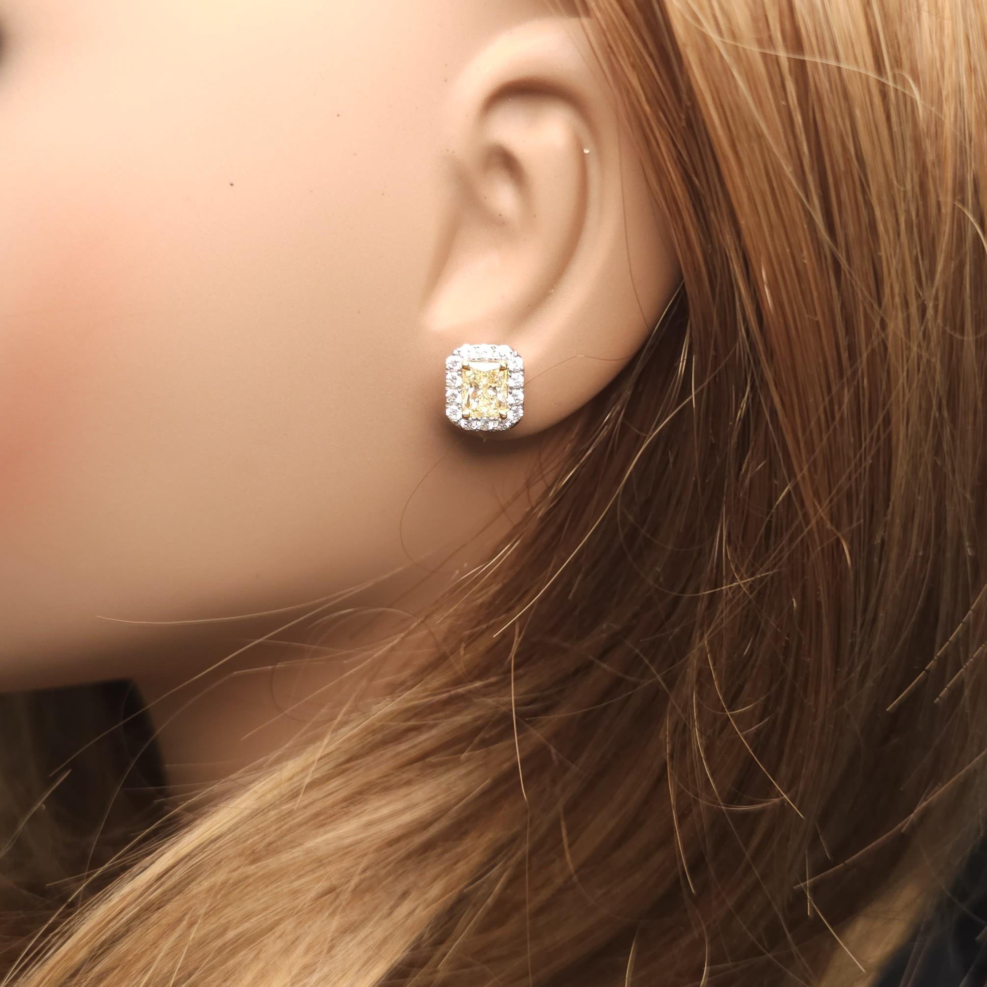 GIA Certified Natural Yellow Radiant Diamond 2.35 Carat TW Gold Stud Earrings en Nuevo estado para la venta en New York, NY
