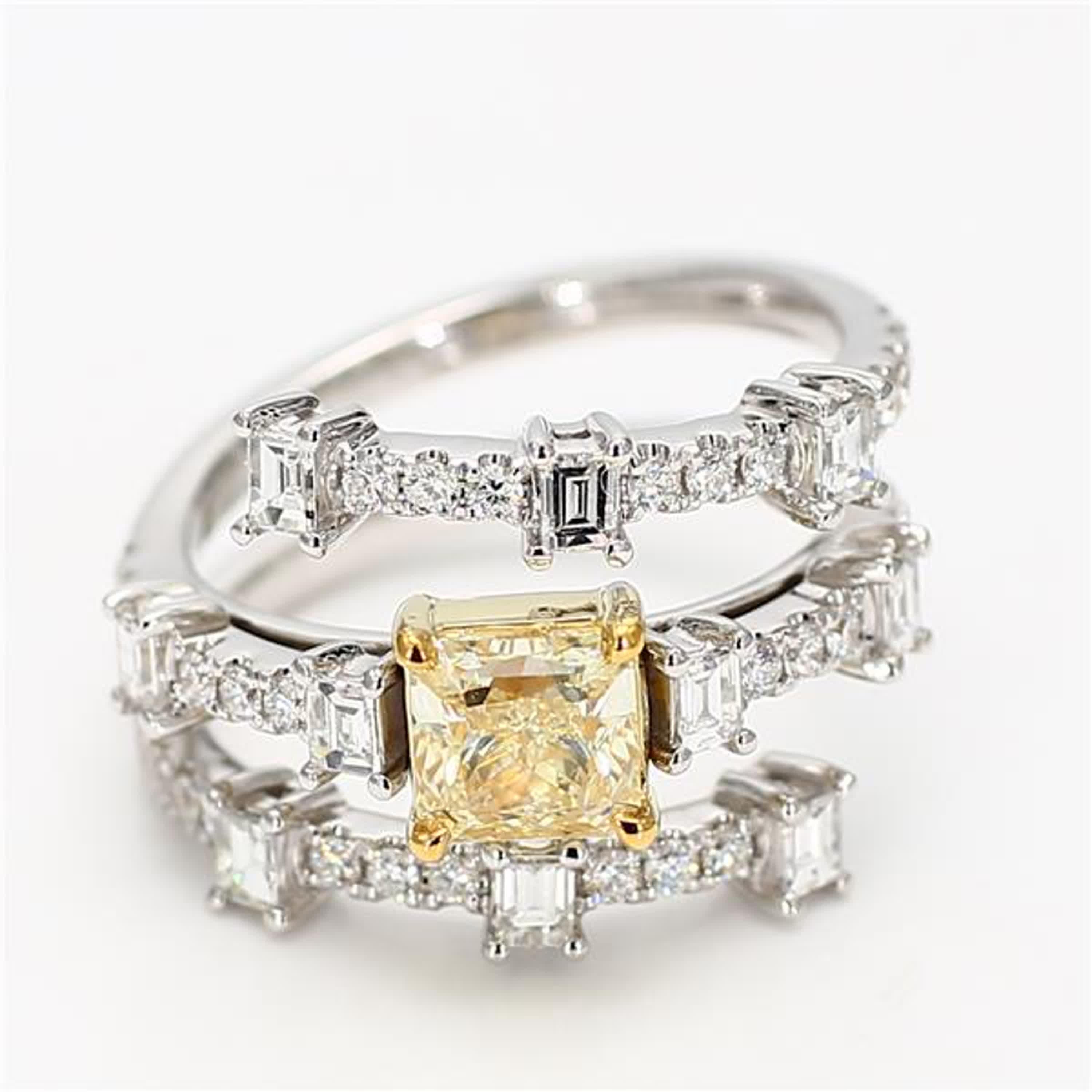 La bague classique en diamant certifiée GIA de Raregemworld. Monté dans une belle monture en or jaune et blanc 18 carats avec un diamant jaune naturel de taille radieuse. Le diamant jaune est entouré de diamants blancs de taille baguette et de