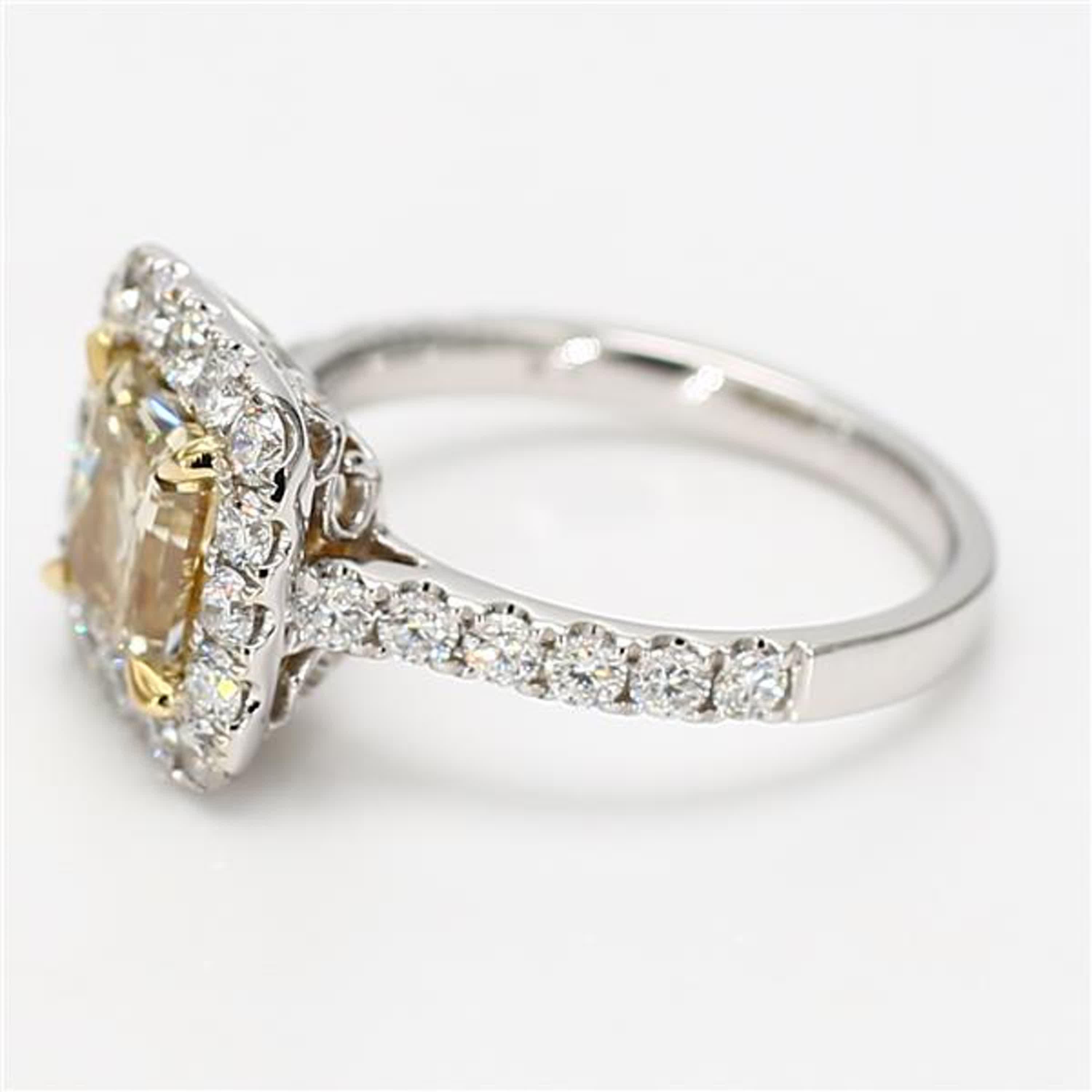 La bague classique en diamant certifiée GIA de Raregemworld. Monté dans une belle monture en or jaune et blanc 18 carats avec un diamant jaune naturel de taille radieuse. Le diamant jaune est entouré d'une mêlée de diamants blancs ronds naturels.