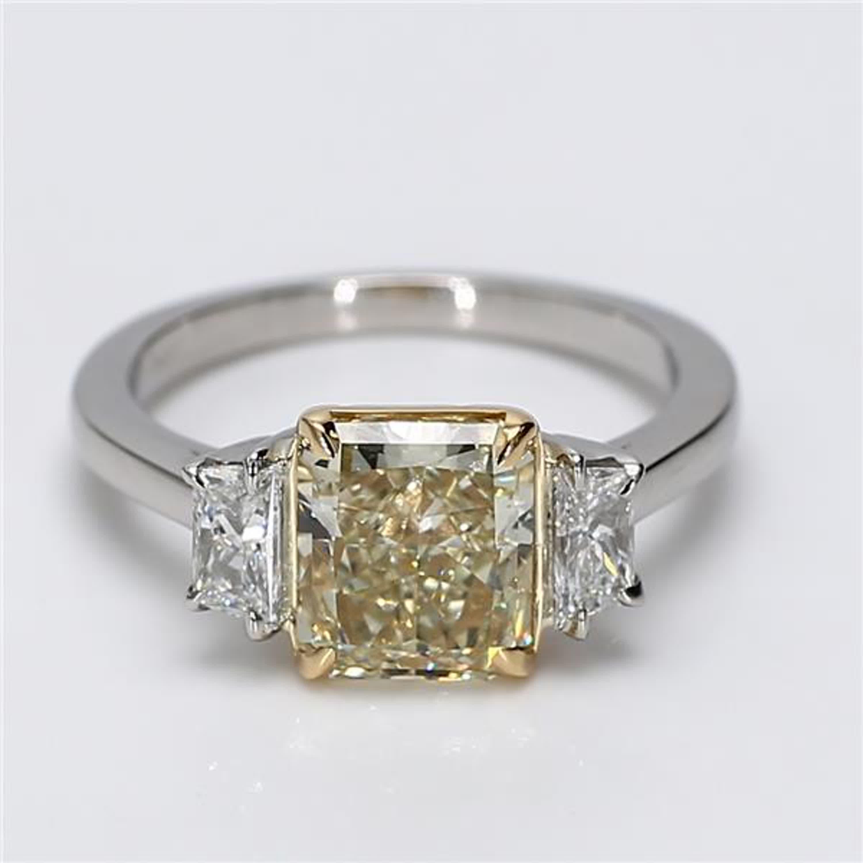 La bague classique en diamant certifiée GIA de Raregemworld. Monté dans une belle monture en platine/or 18 carats avec un diamant jaune naturel de taille radiant. Le diamant jaune est entouré de diamants blancs de taille baguette effilée naturelle.