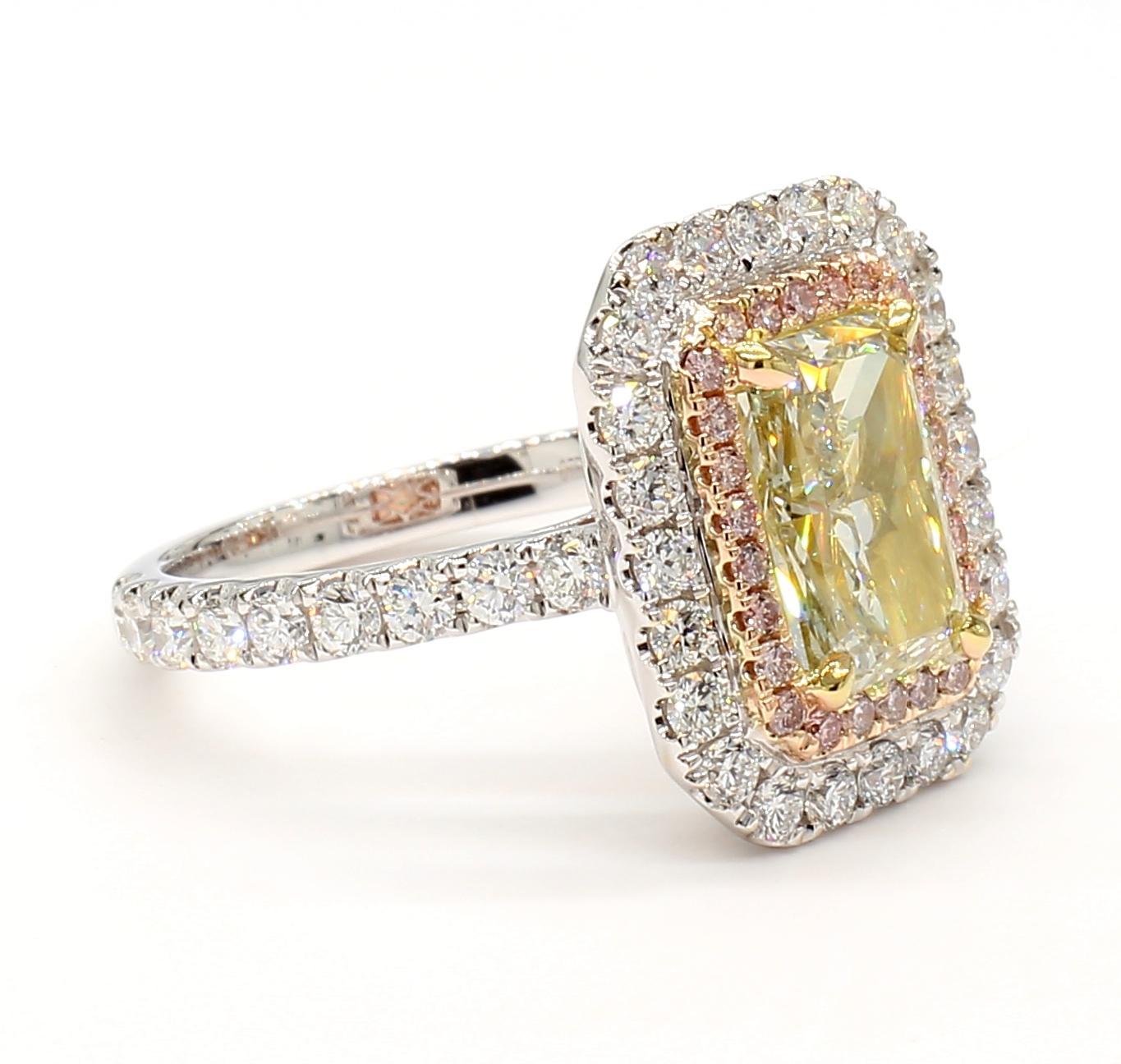 La magnifique bague en diamant certifiée GIA de Raregemworld. Monté dans une belle monture en or rose et blanc 18 carats avec un diamant jaune naturel de taille radieuse. Le diamant jaune est entouré d'une mêlée de diamants roses naturels ronds et