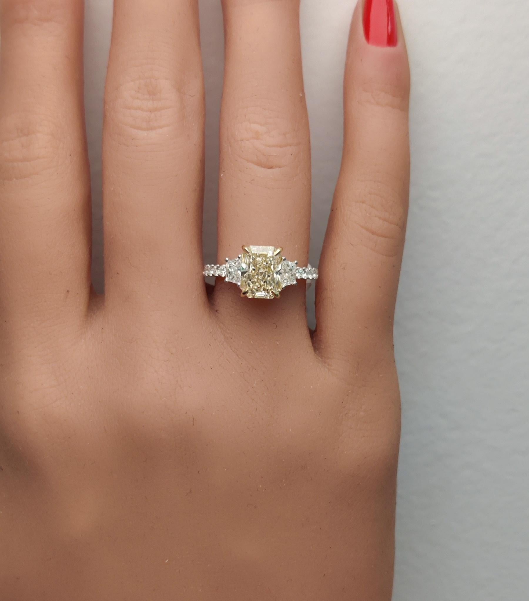 GIA Certified Natural Yellow Radiant Diamond 3.30 Carat TW Gold Cocktail Ring In New Condition For Sale In New York, NY