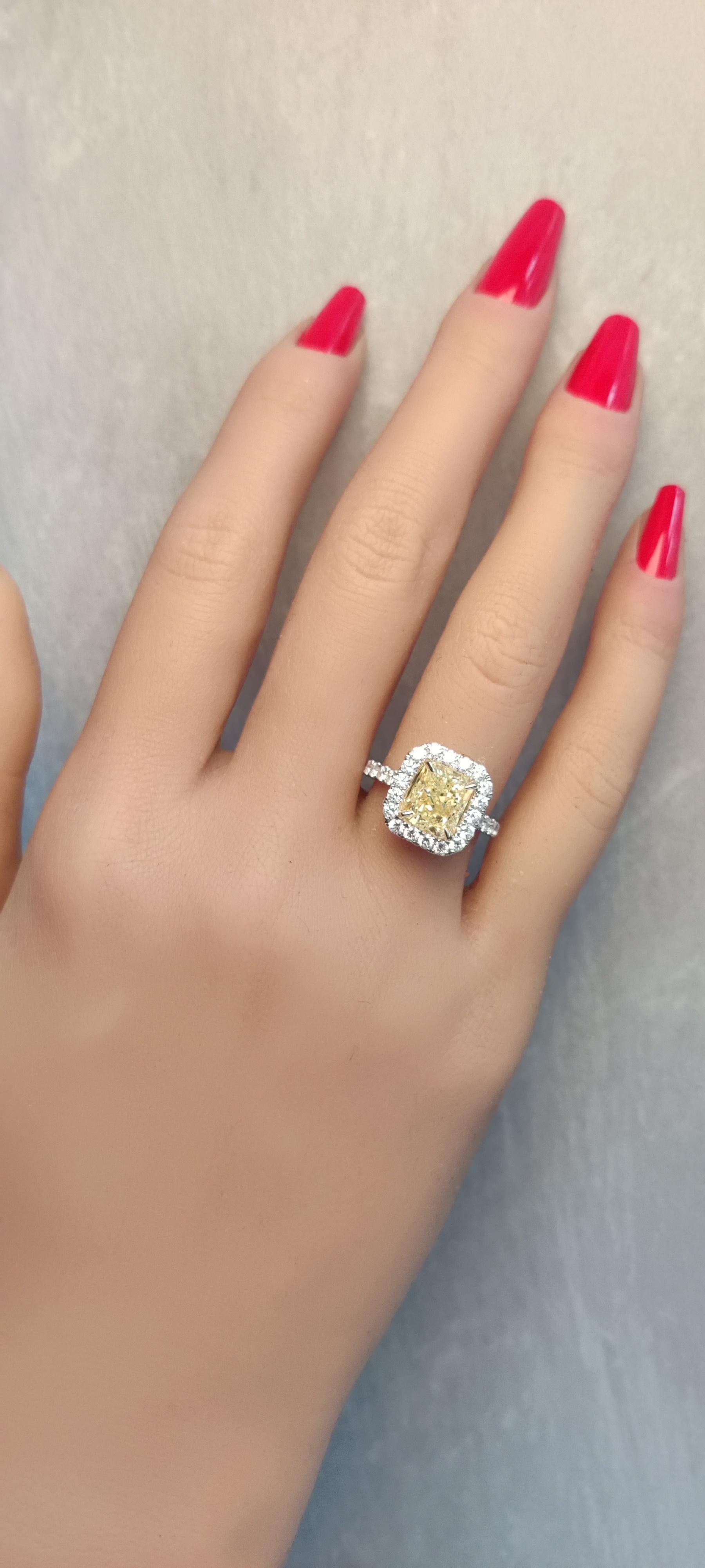 GIA-zertifizierter natürlicher gelber strahlender Diamant 4.03 Karat TW Gold Cocktail-Ring (Radiantschliff) im Angebot