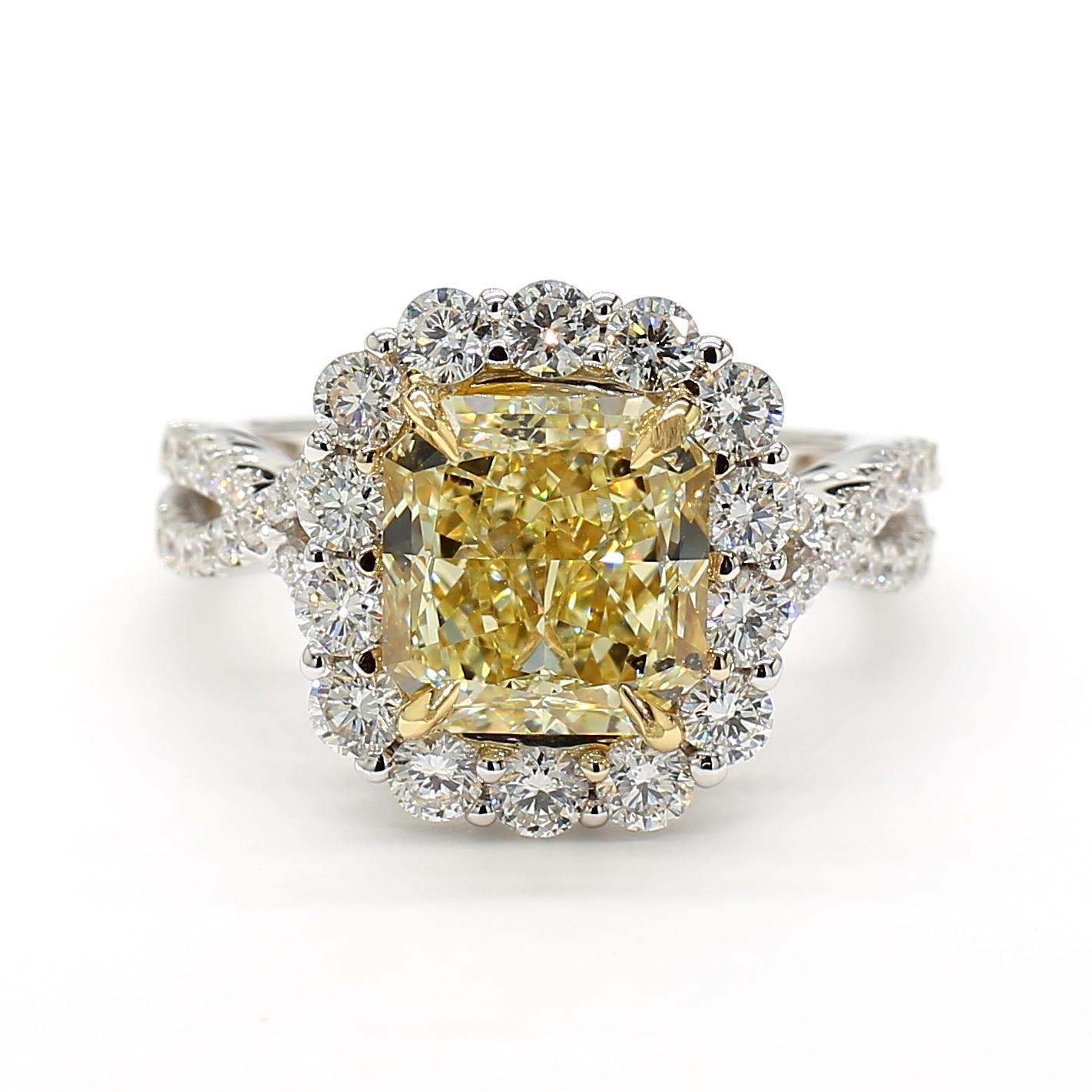 Contemporain Bague cocktail en or jaune radiant certifiée GIA de 5.26 carat poids total en vente