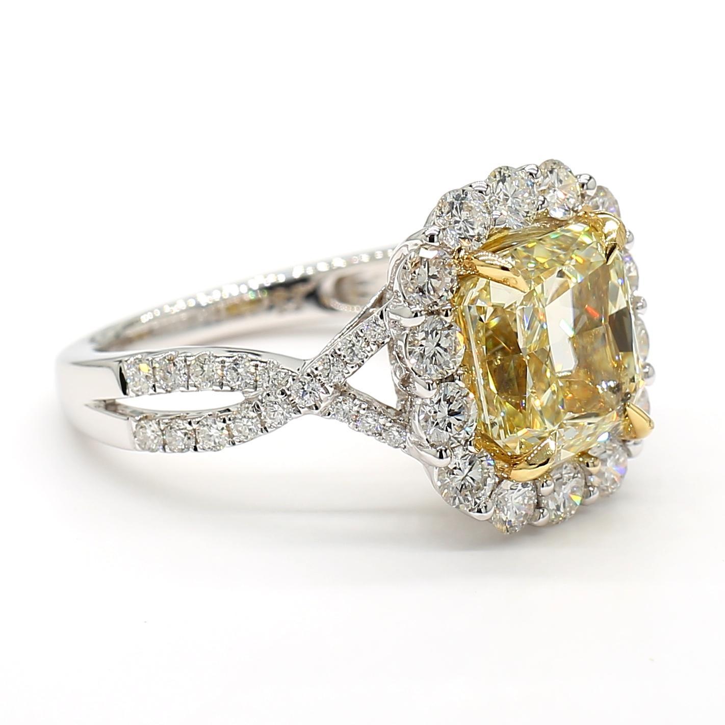 Taille radiant Bague cocktail en or jaune radiant certifiée GIA de 5.26 carat poids total en vente