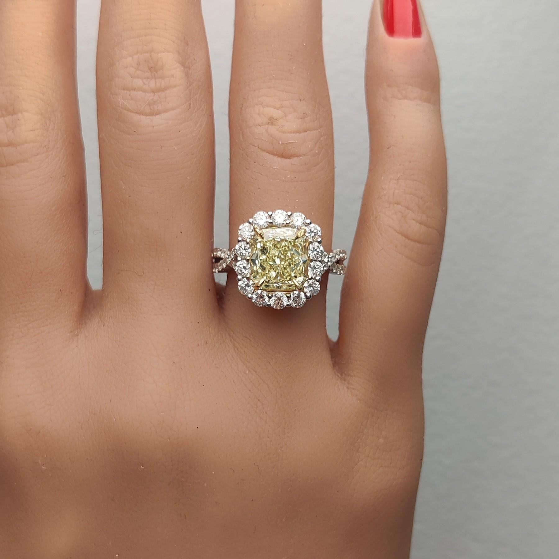 Bague cocktail en or jaune radiant certifiée GIA de 5.26 carat poids total Neuf - En vente à New York, NY