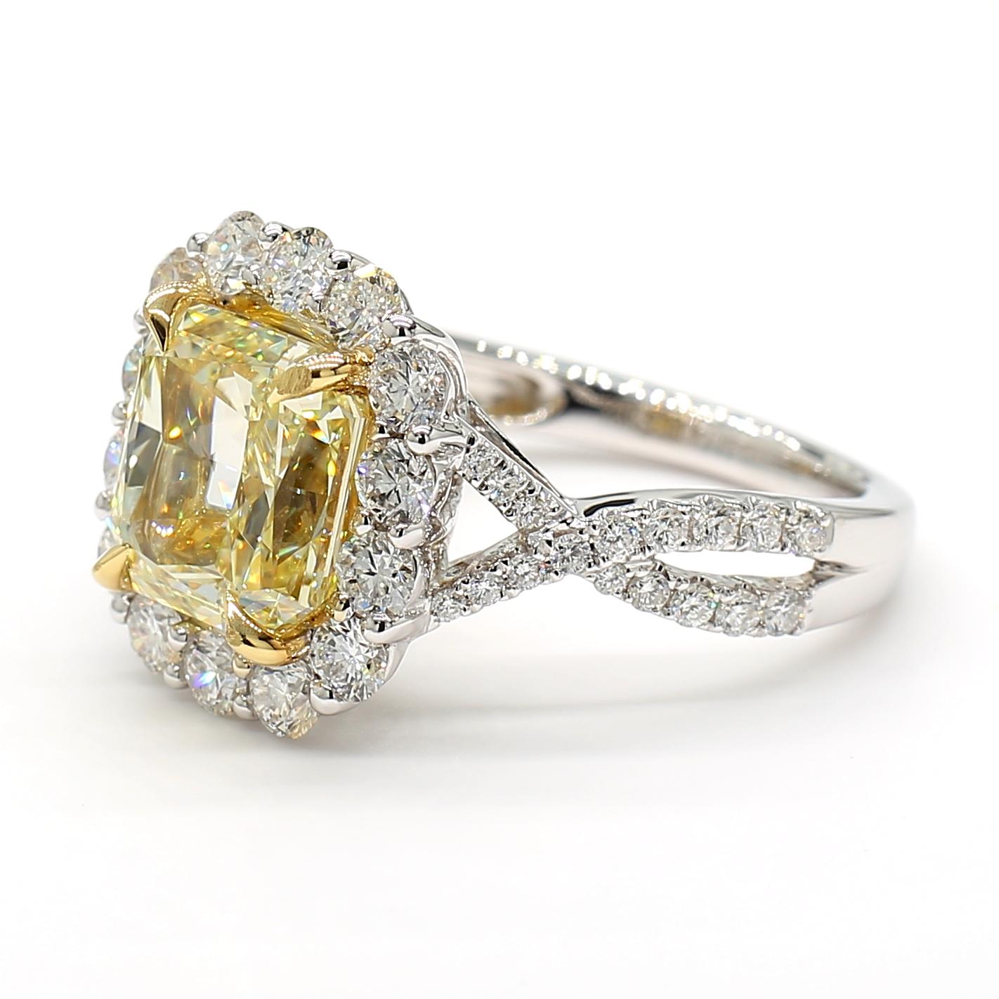 Bague cocktail en or jaune radiant certifiée GIA de 5.26 carat poids total en vente 1