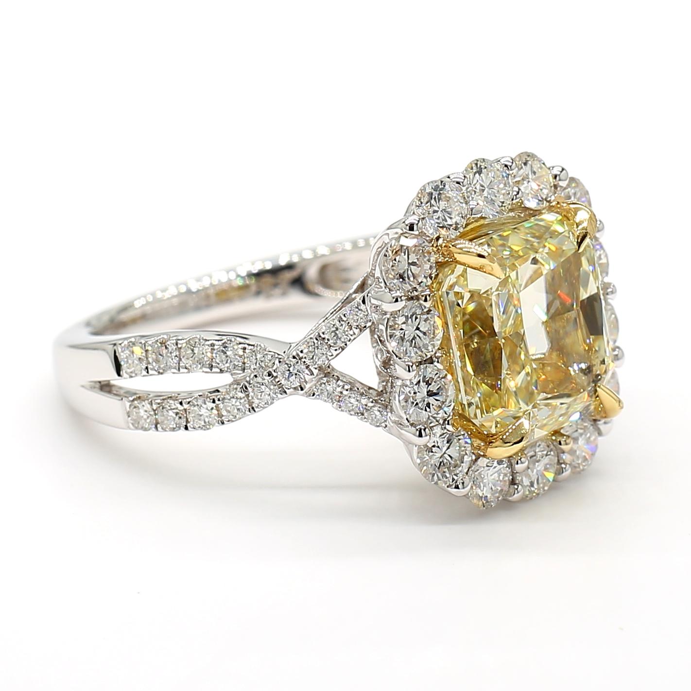 Bague cocktail en or jaune radiant certifiée GIA de 5.26 carat poids total en vente 2