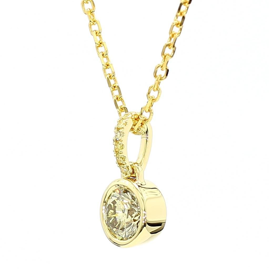 Le magnifique pendentif en diamant certifié GIA de Raregemworld. Monté dans une belle monture en or jaune 18 carats avec un diamant jaune rond naturel complété par une mêlée de diamants jaunes ronds naturels. Ce pendentif est garanti pour