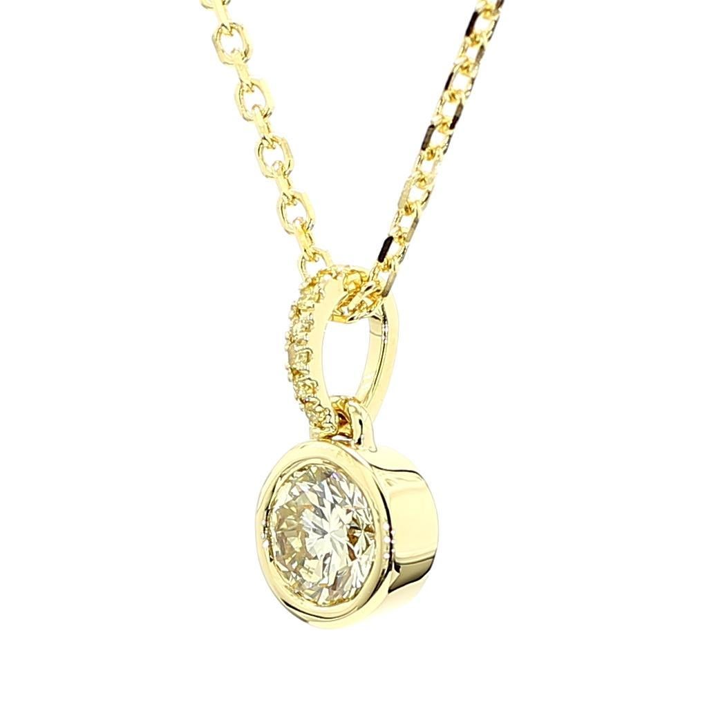 Il bellissimo ciondolo con diamante certificato GIA di RareGemworld. Montato in una splendida montatura in oro giallo 18 carati con un diamante giallo naturale rotondo completato da un diamante giallo rotondo naturale. Questo ciondolo è destinato a