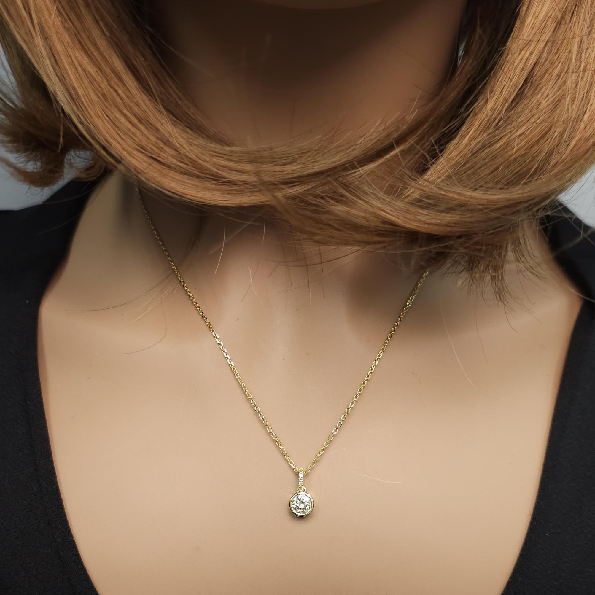 Ciondolo a goccia in oro giallo con diamante giallo rotondo naturale certificato GIA da 0,53 carati TW In condizioni Nuovo in vendita a New York, NY