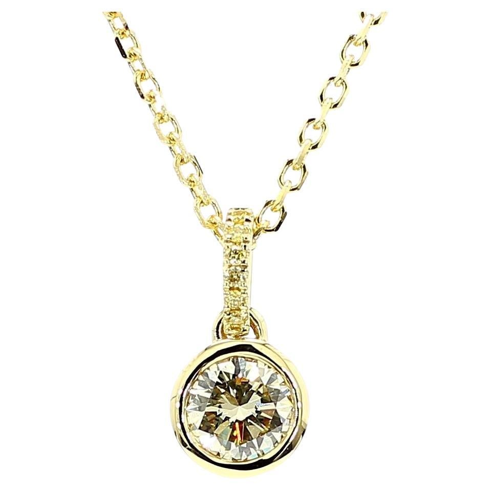 Ciondolo a goccia in oro giallo con diamante giallo rotondo naturale certificato GIA da 0,53 carati TW in vendita