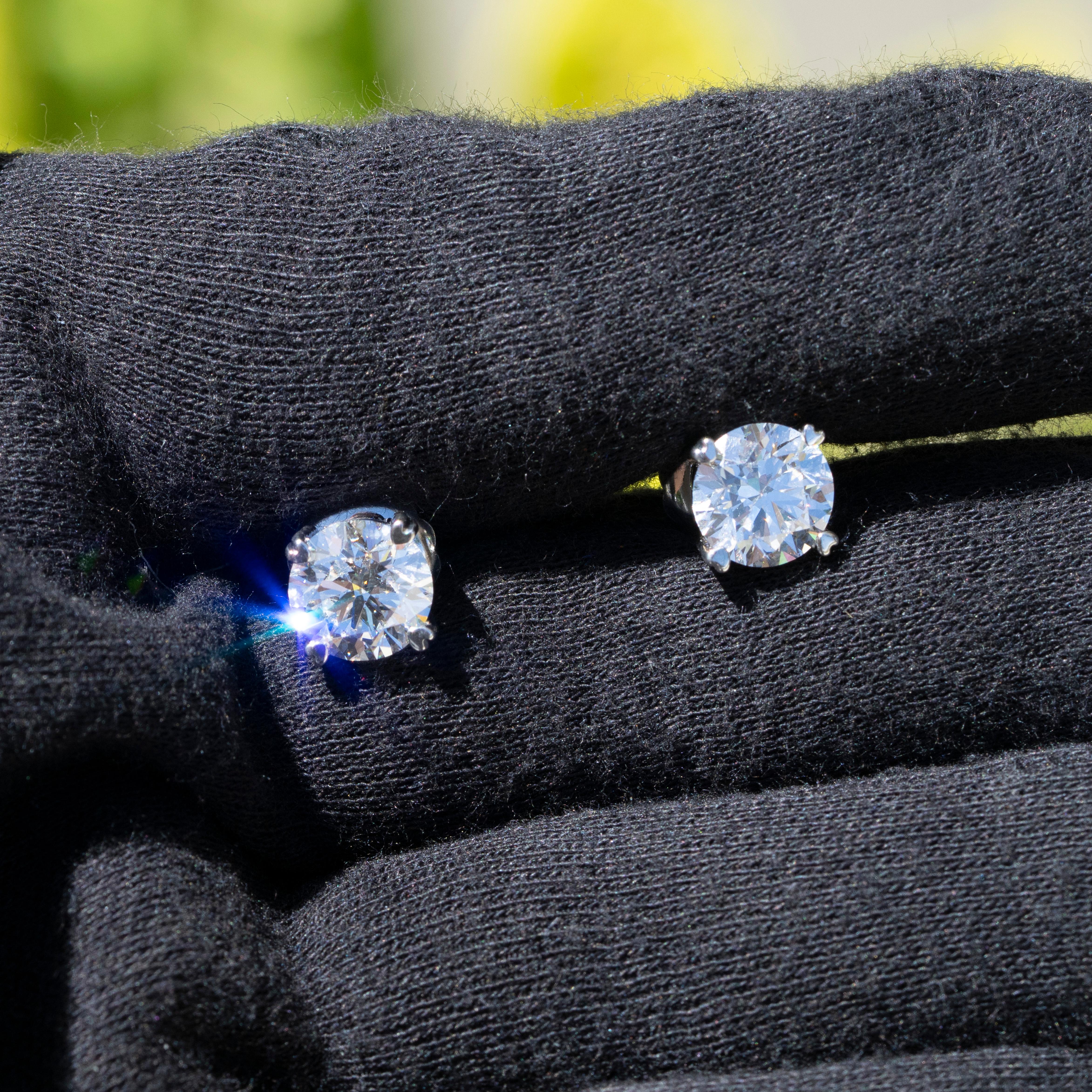 GIA-zertifizierte lupenreine runde Brillant-Diamant-Ohrstecker (Rundschliff)