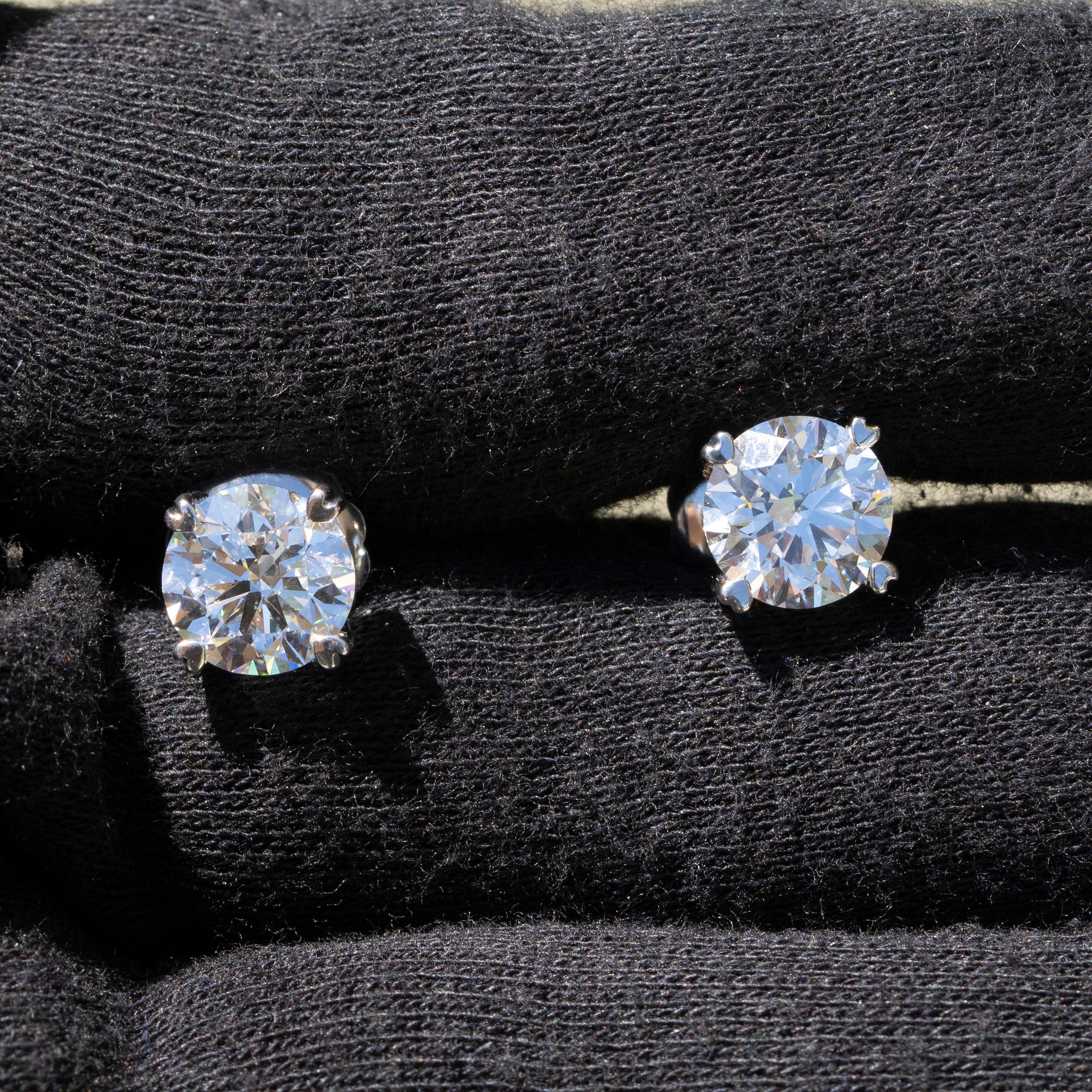 GIA-zertifizierte lupenreine runde Brillant-Diamant-Ohrstecker im Zustand „Neu“ in Boca Raton, FL