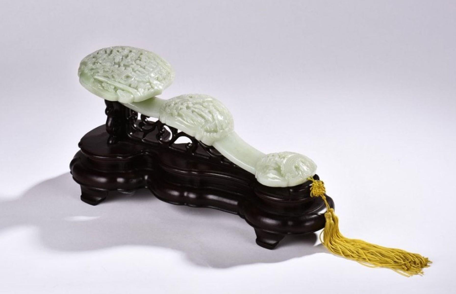 Ornement Ruyi en jade néphrite certifié GIA dans une monture fine Unisexe en vente